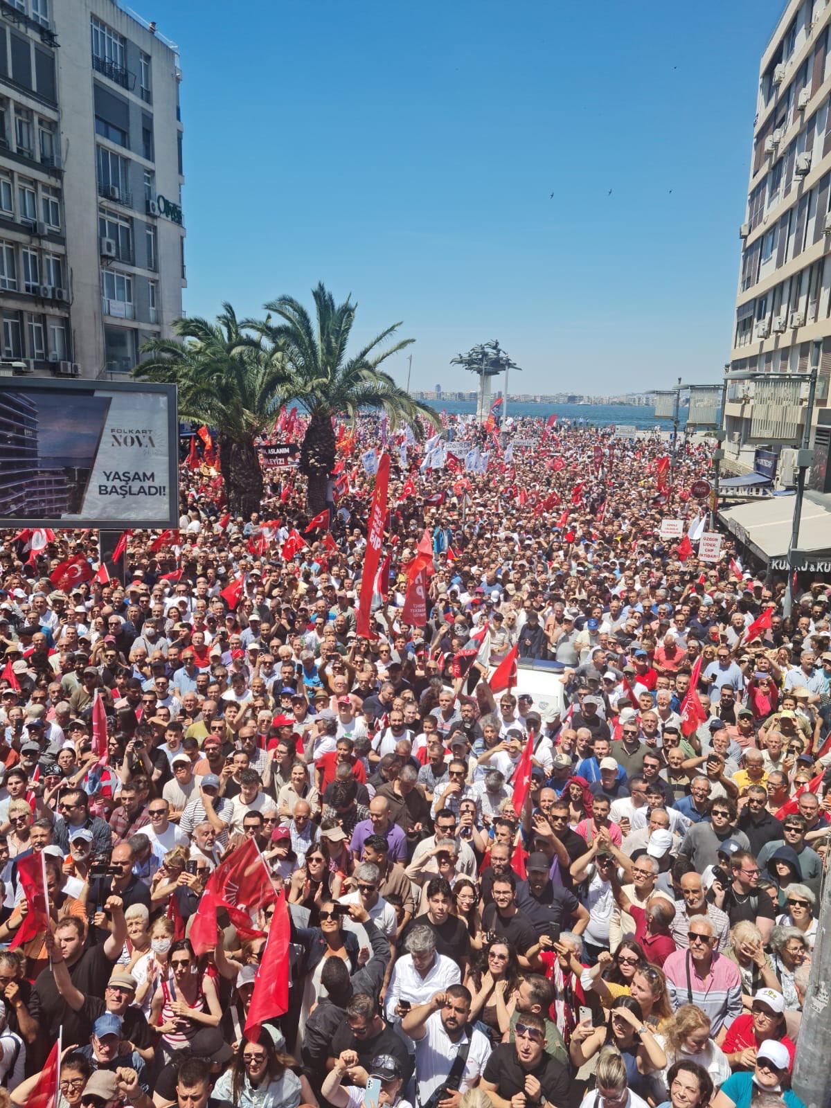 İzmirliler meydandan toplanmaya başladı