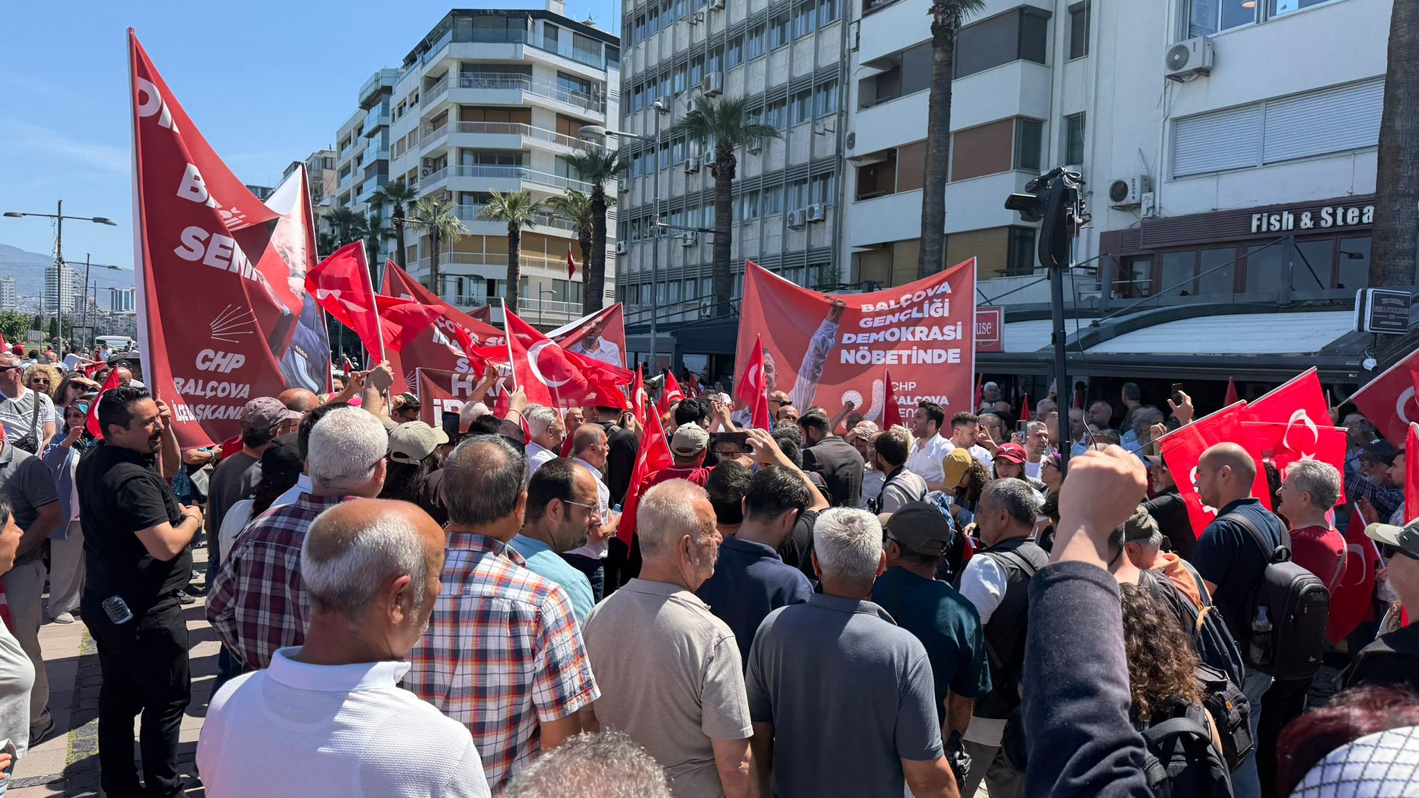 İzmirliler meydandan toplanmaya başladı