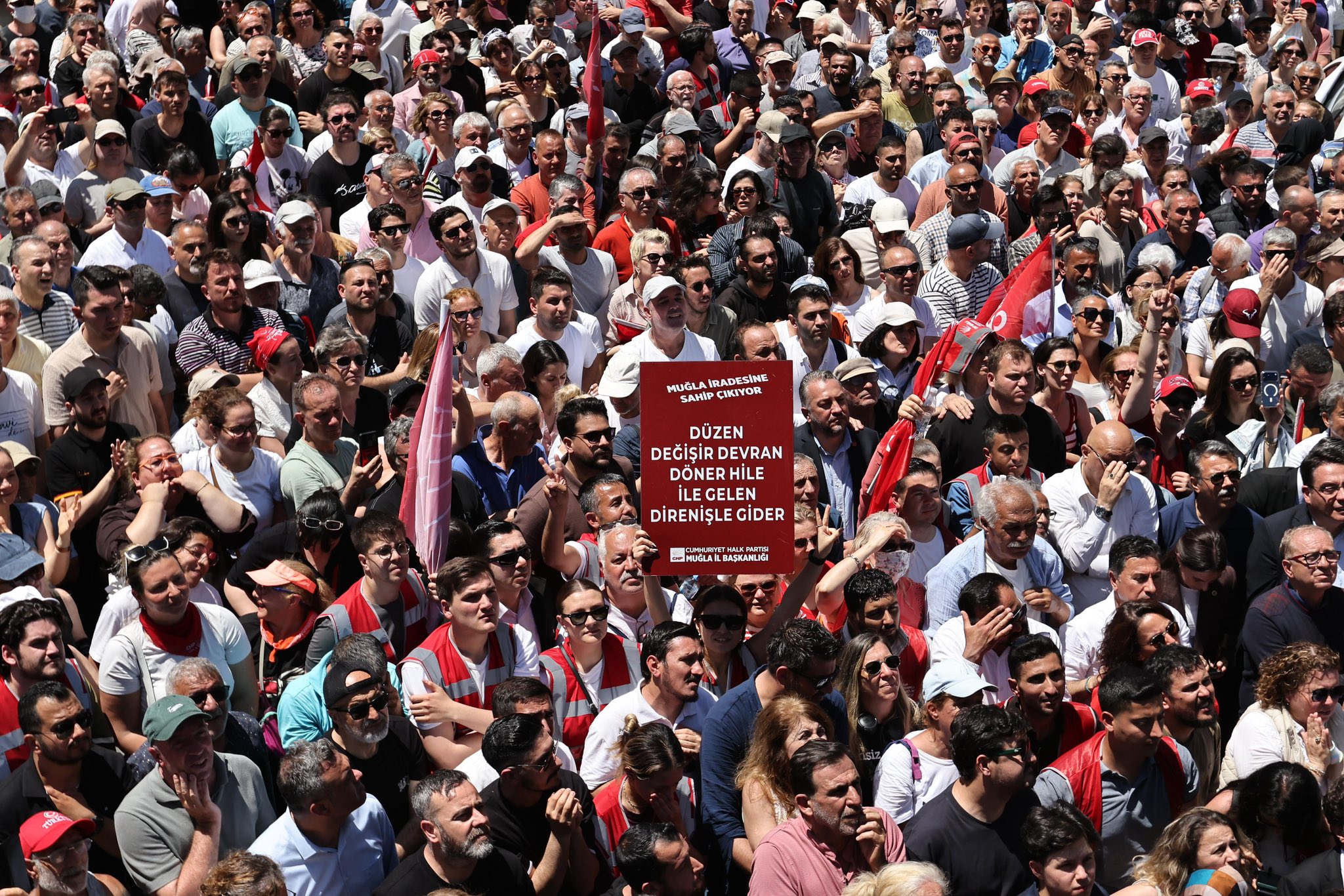 İzmirliler meydandan toplanmaya başladı