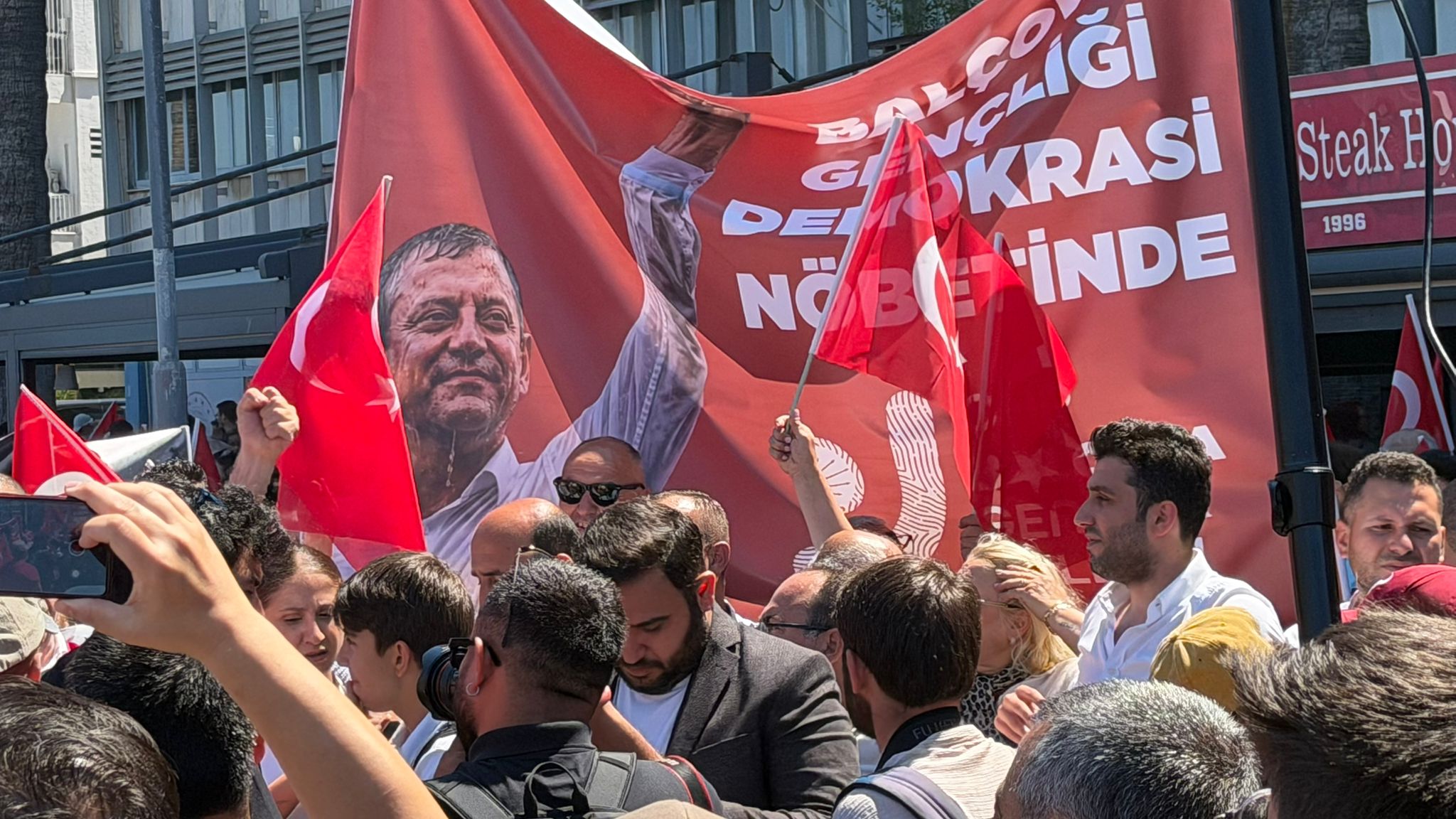 İzmirliler meydandan toplanmaya başladı