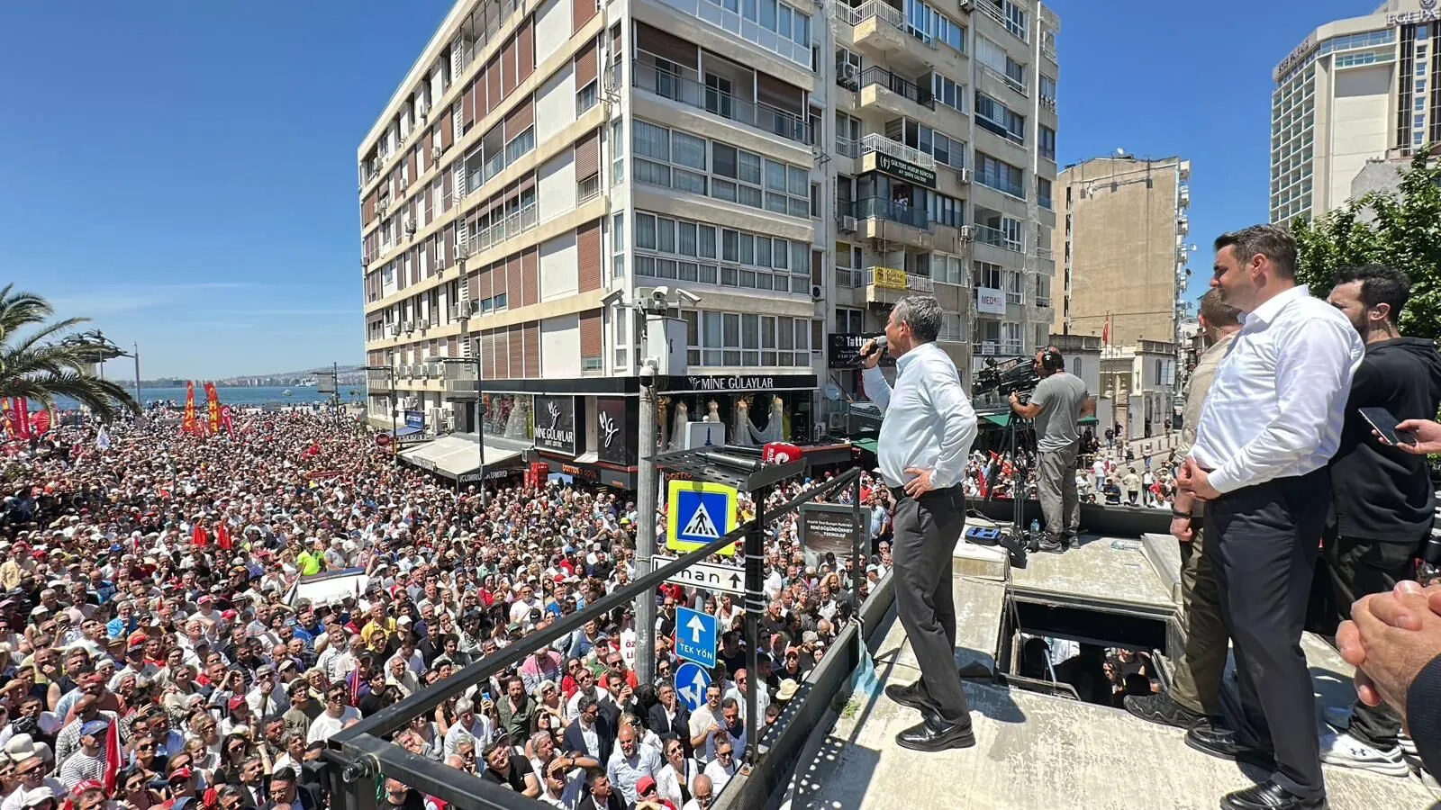 İzmirliler meydandan toplanmaya başladı
