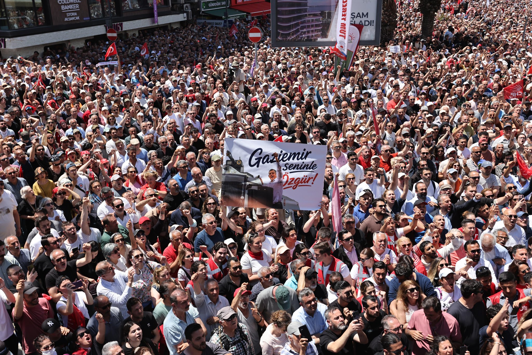 İzmirliler meydandan toplanmaya başladı