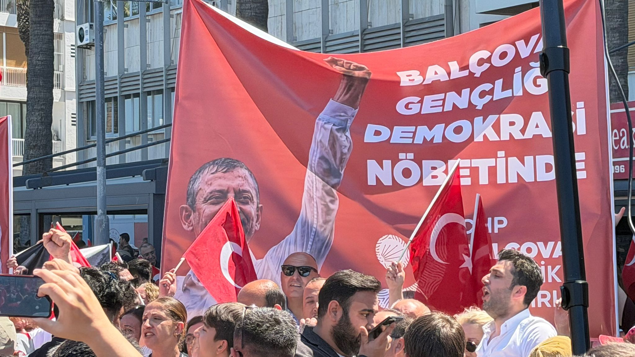 İzmirliler meydandan toplanmaya başladı