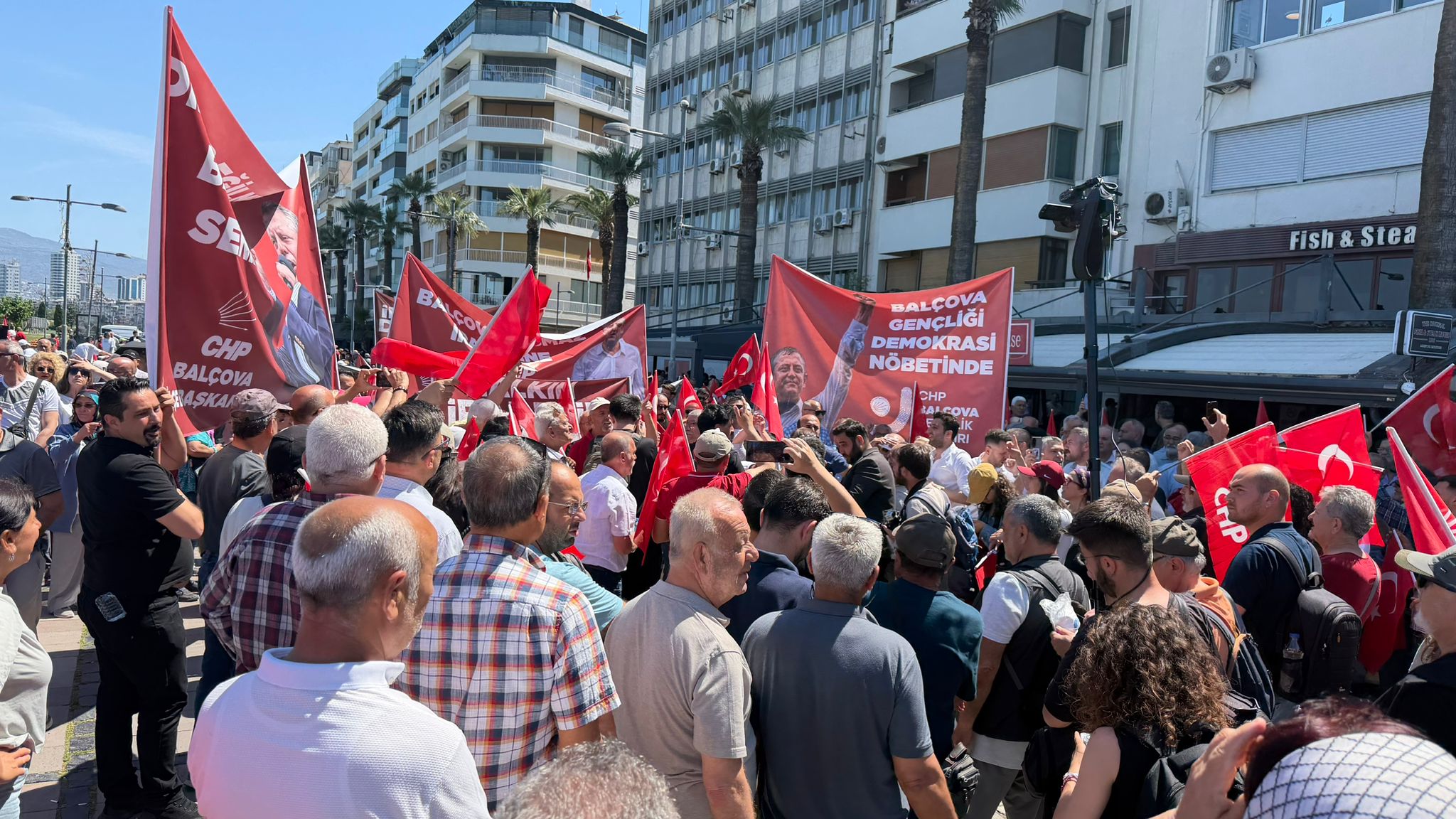 İzmirliler meydandan toplanmaya başladı
