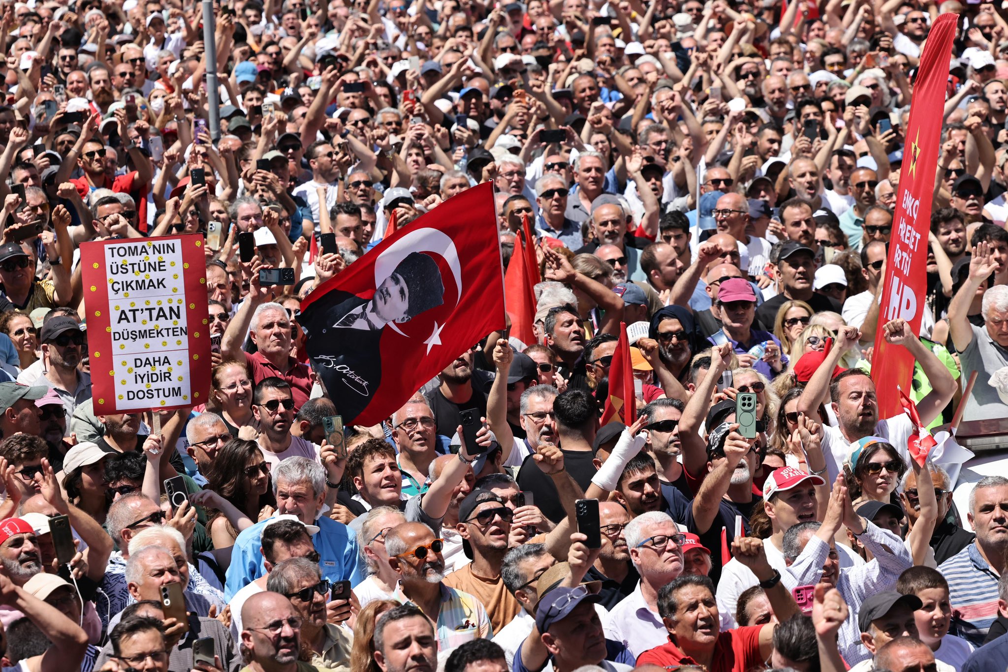 İzmirliler meydandan toplanmaya başladı