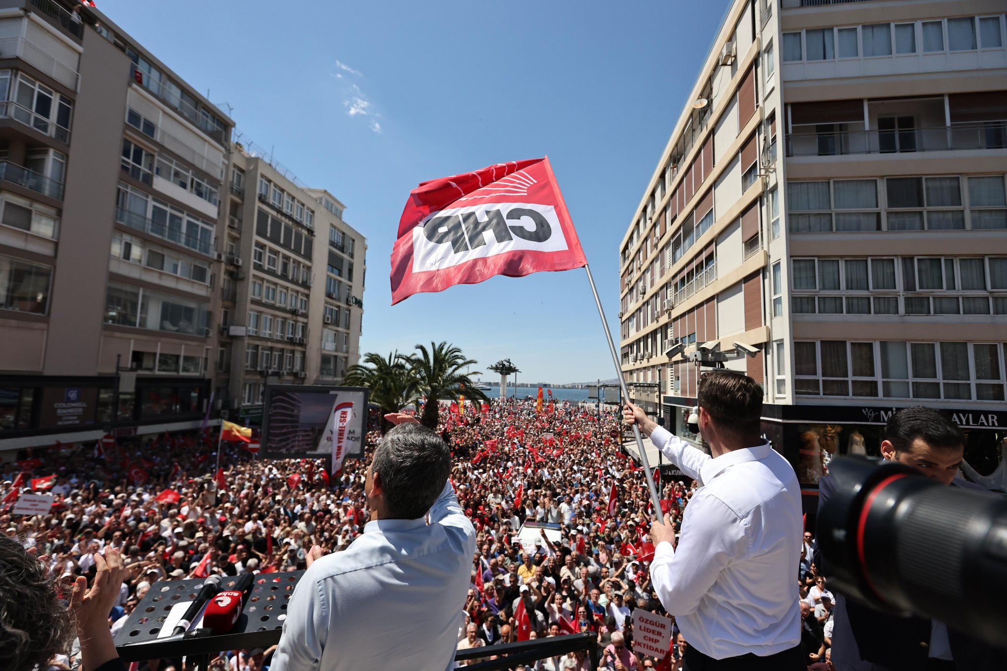 İzmirliler meydandan toplanmaya başladı