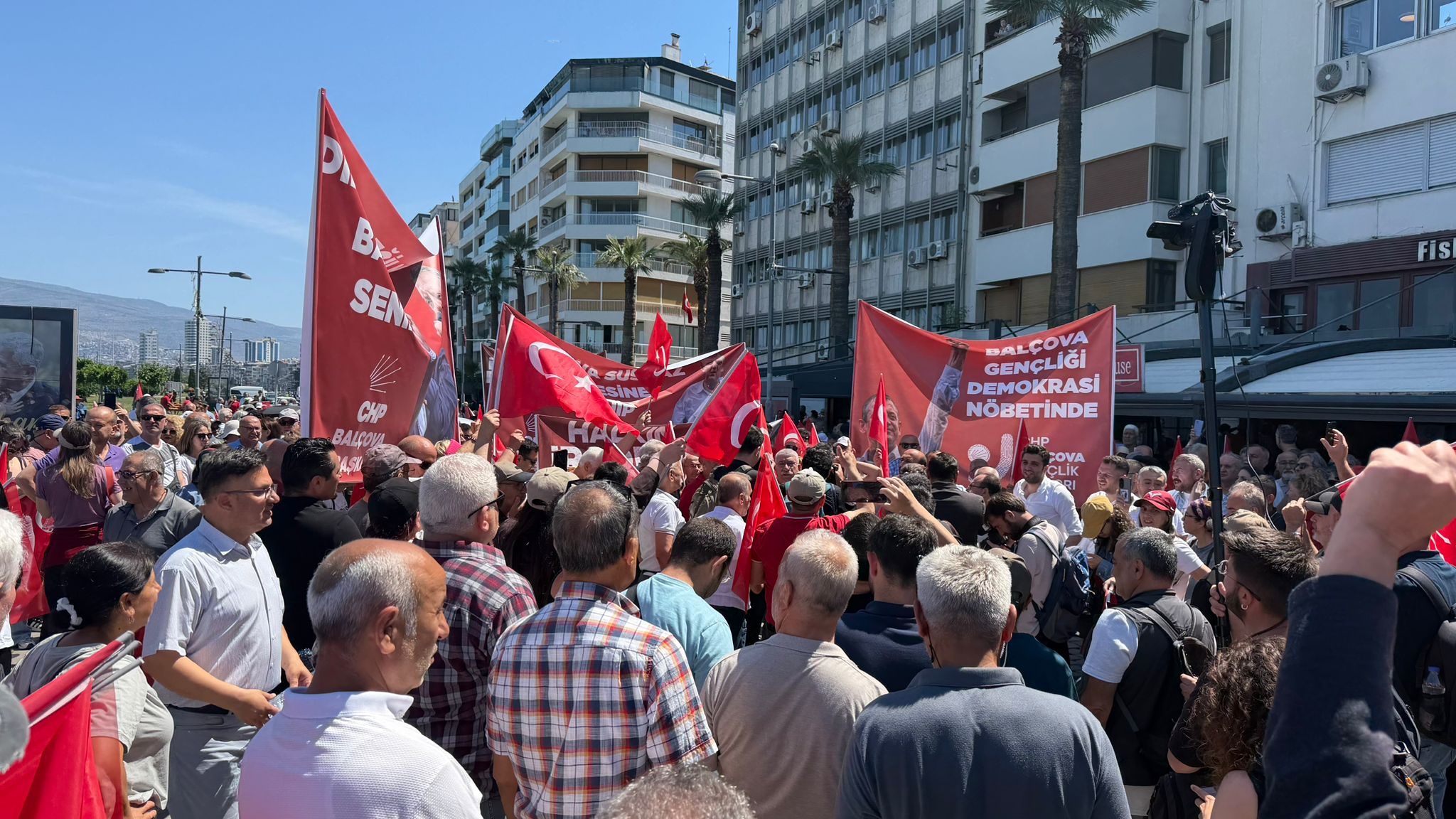 İzmirliler meydandan toplanmaya başladı