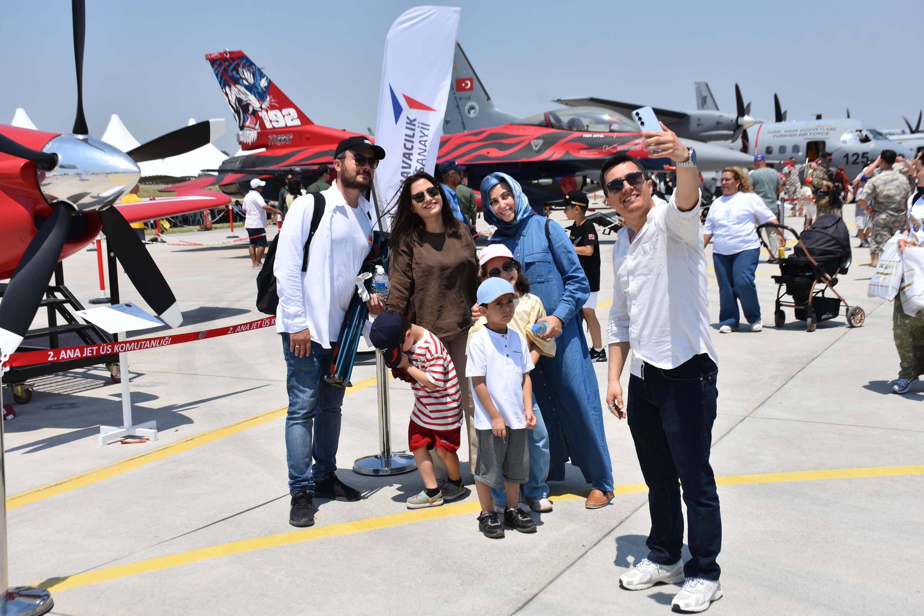 İzmir'de 'Gençlik ve Havacılık Festivali' başladı