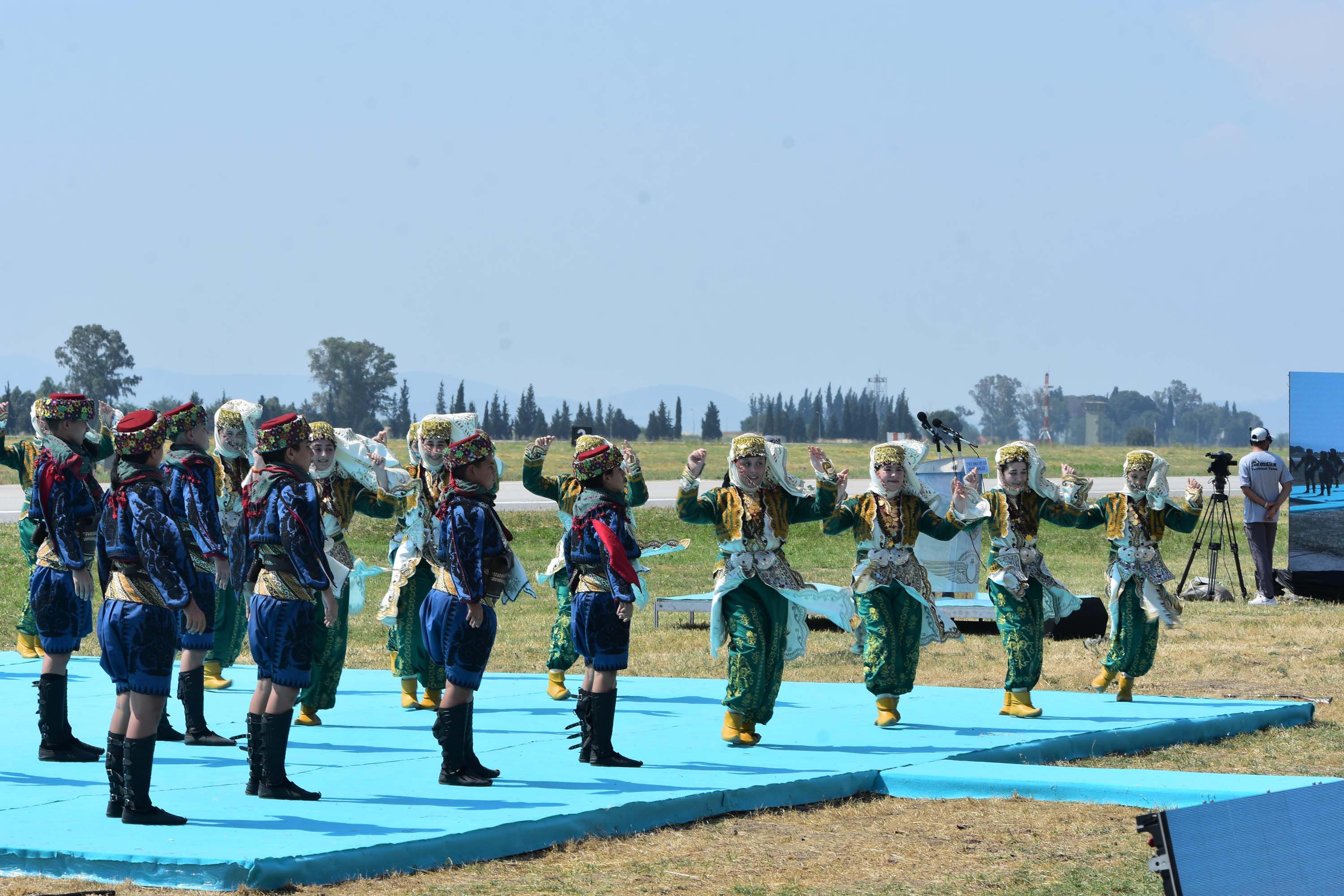 İzmir'de 'Gençlik ve Havacılık Festivali' başladı