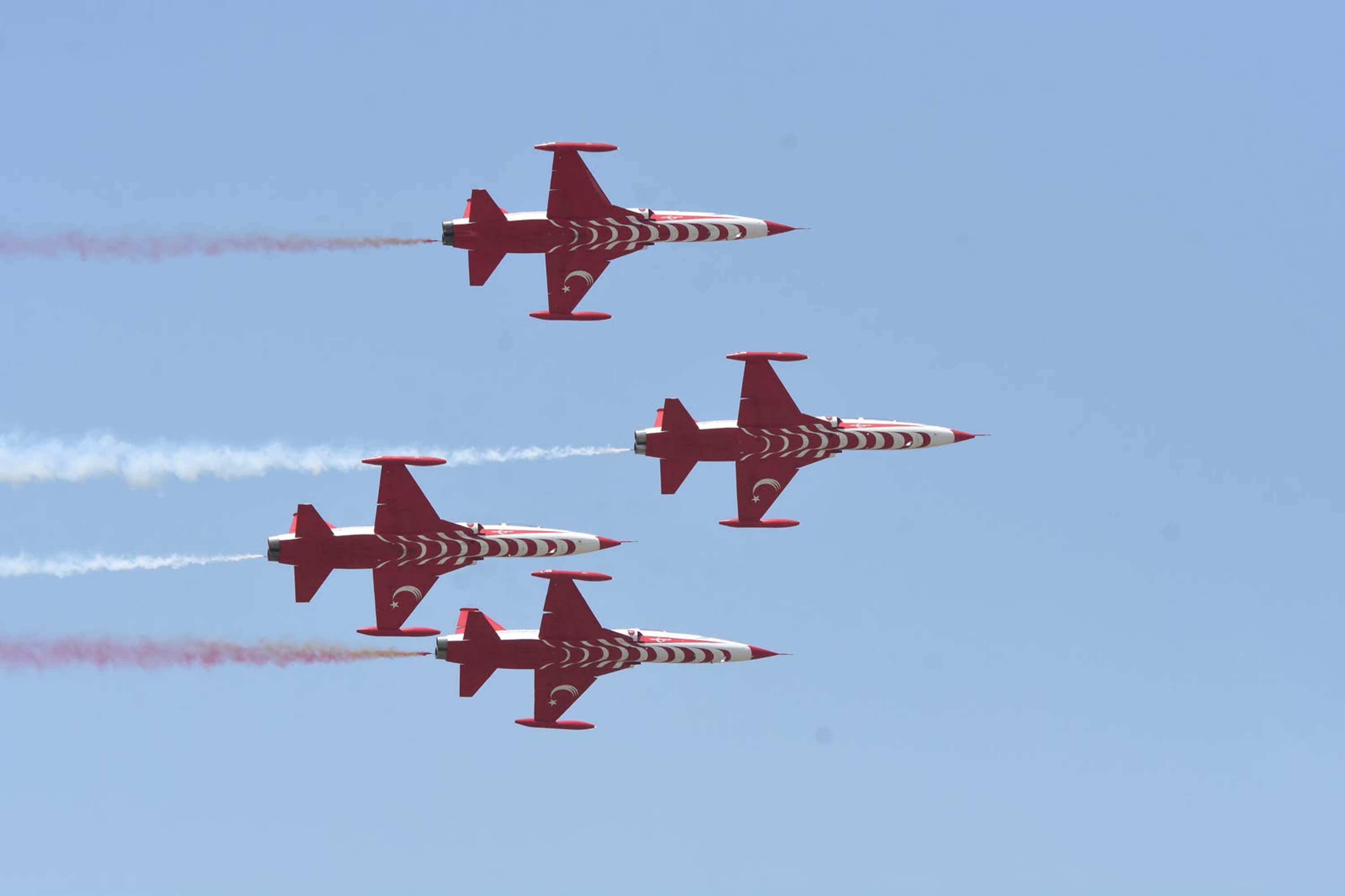 İzmir'de 'Gençlik ve Havacılık Festivali' başladı
