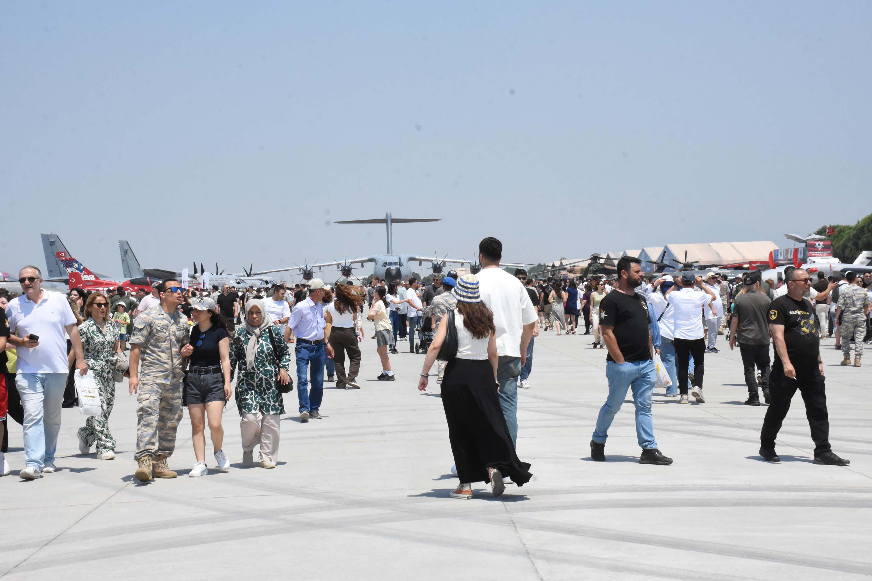 İzmir'de 'Gençlik ve Havacılık Festivali' başladı