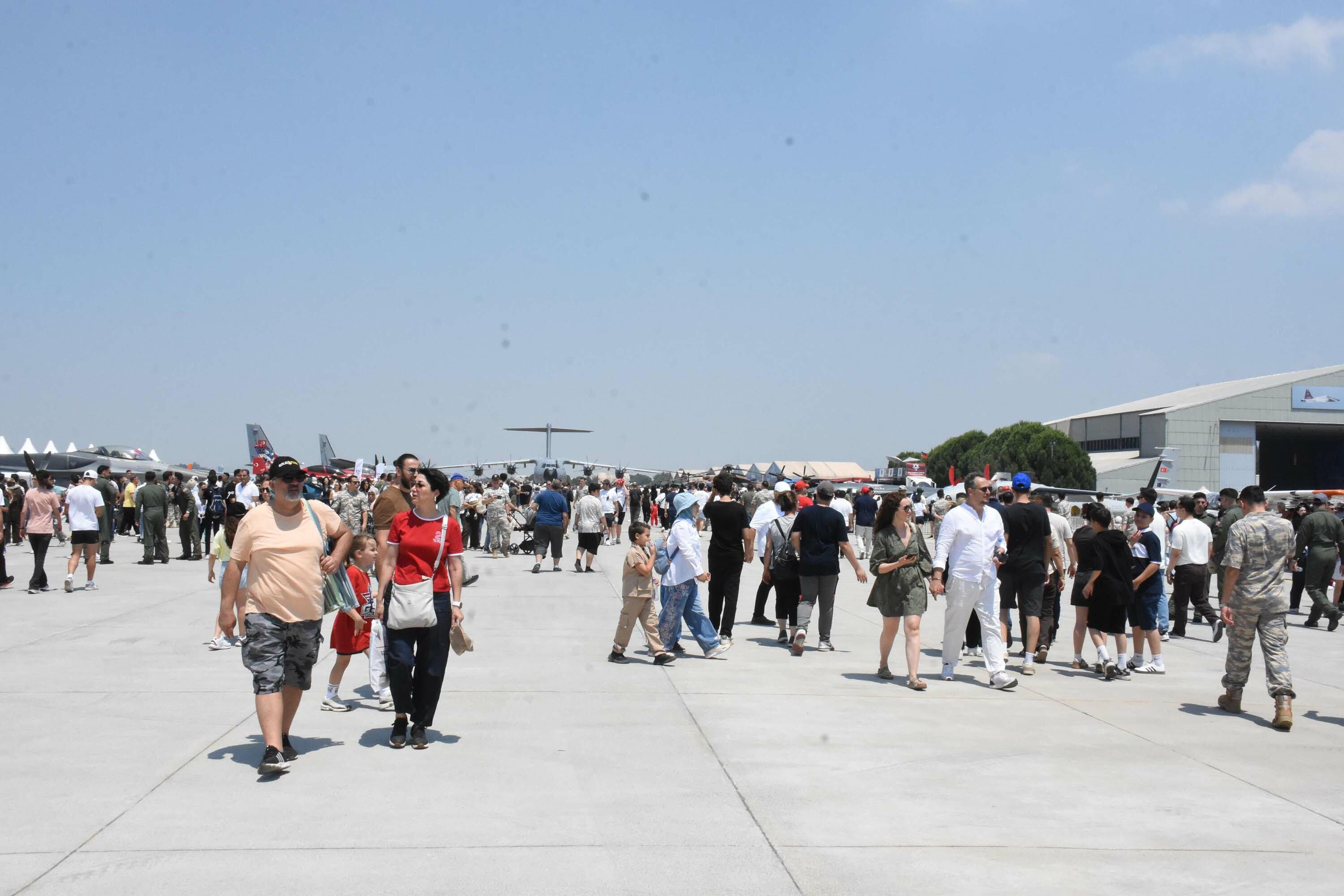 İzmir'de 'Gençlik ve Havacılık Festivali' başladı