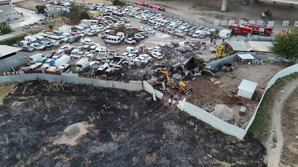 İzmir'de yediemin otoparkında yangın: 50 motosiklet ve 12 araç yandı