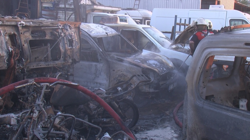 İzmir'de yediemin otoparkında yangın: 50 motosiklet ve 12 araç yandı