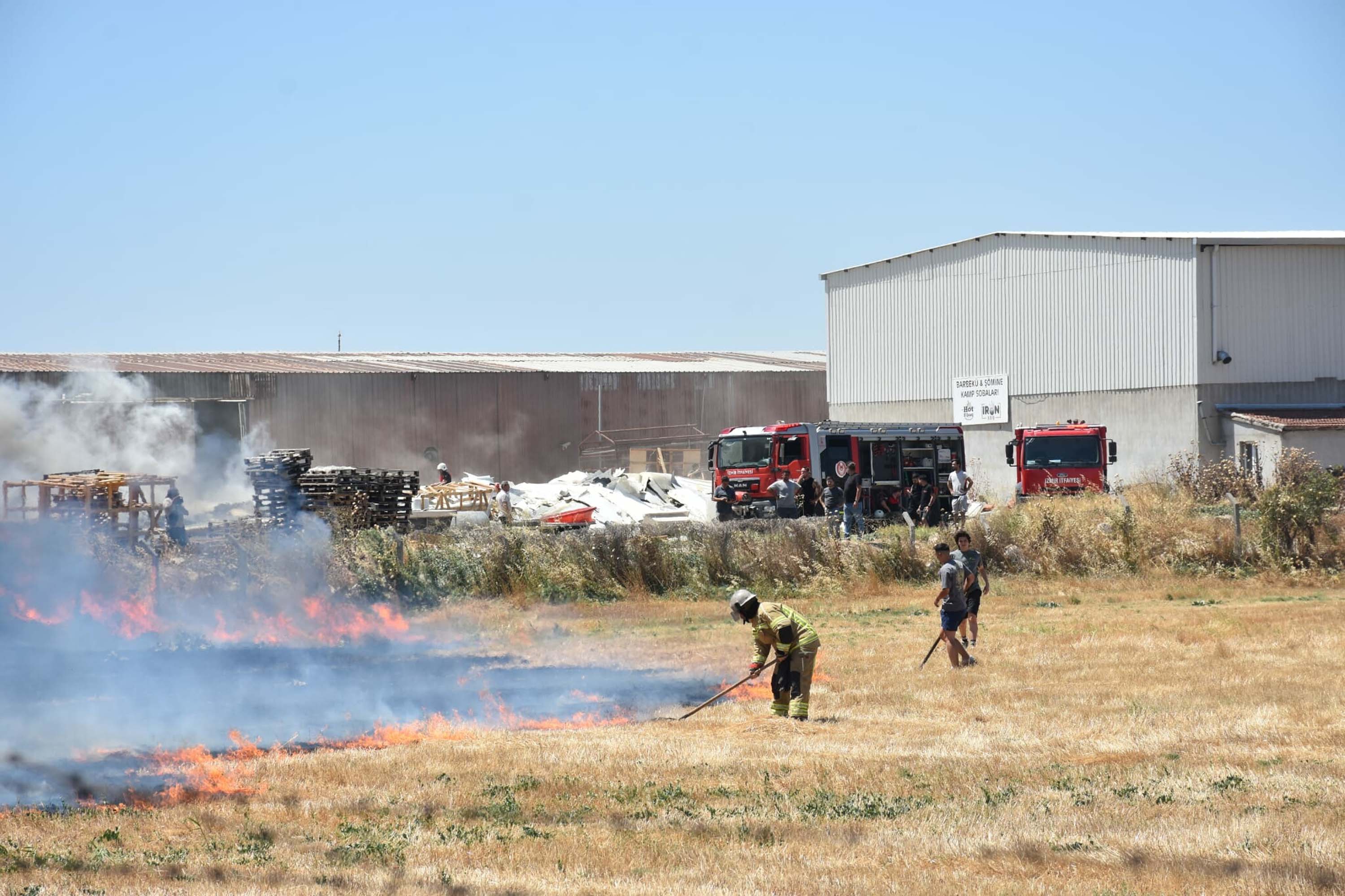 İzmir'de geri dönüşüm fabrikasında yangın
