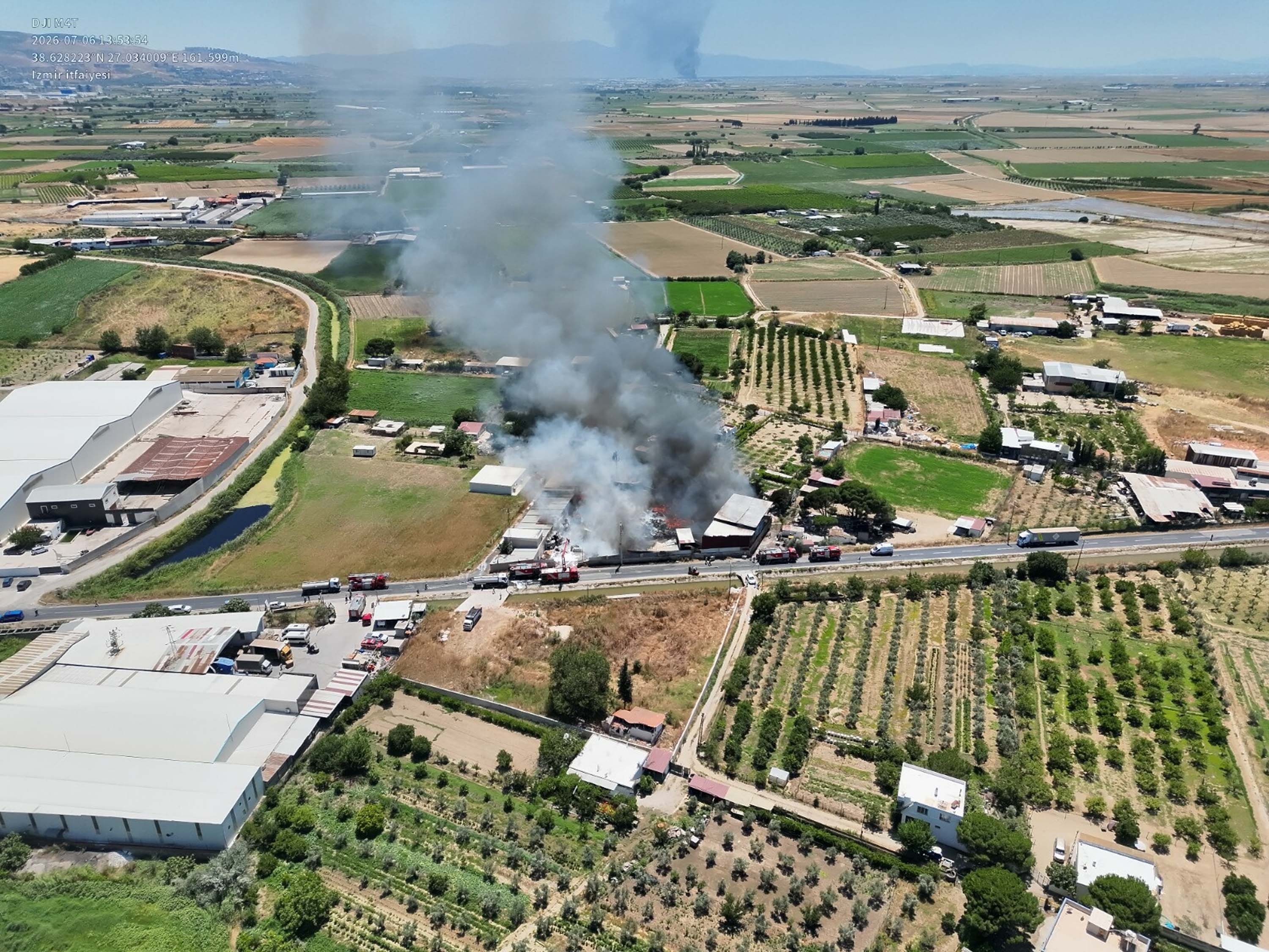 İzmir'de geri dönüşüm fabrikasında yangın