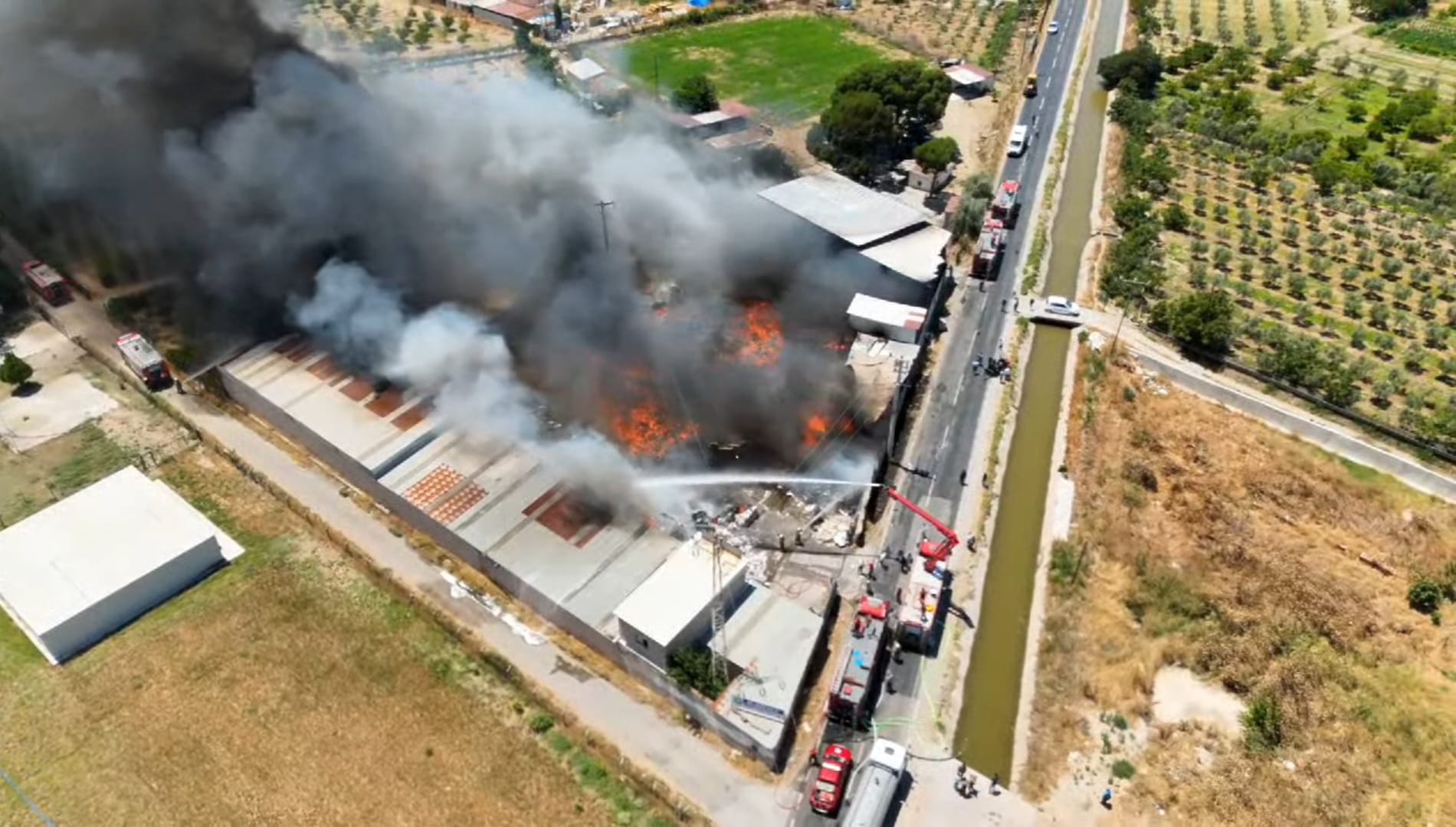 İzmir'de geri dönüşüm fabrikasında yangın
