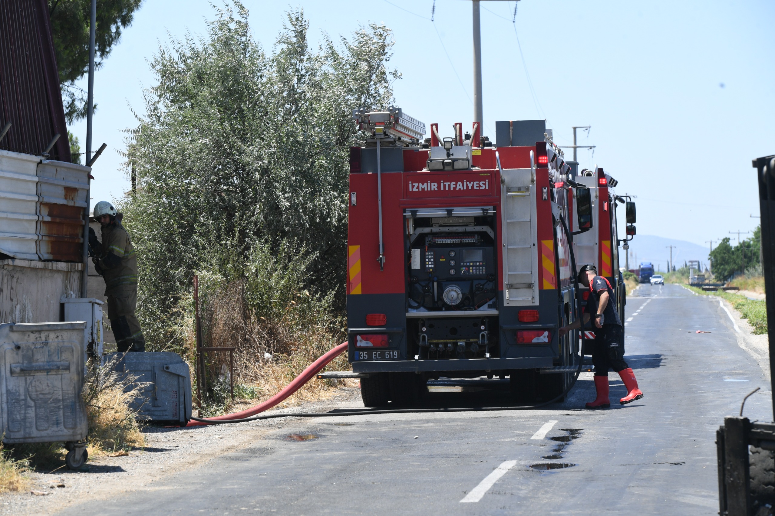 İzmir'de geri dönüşüm fabrikasında yangın
