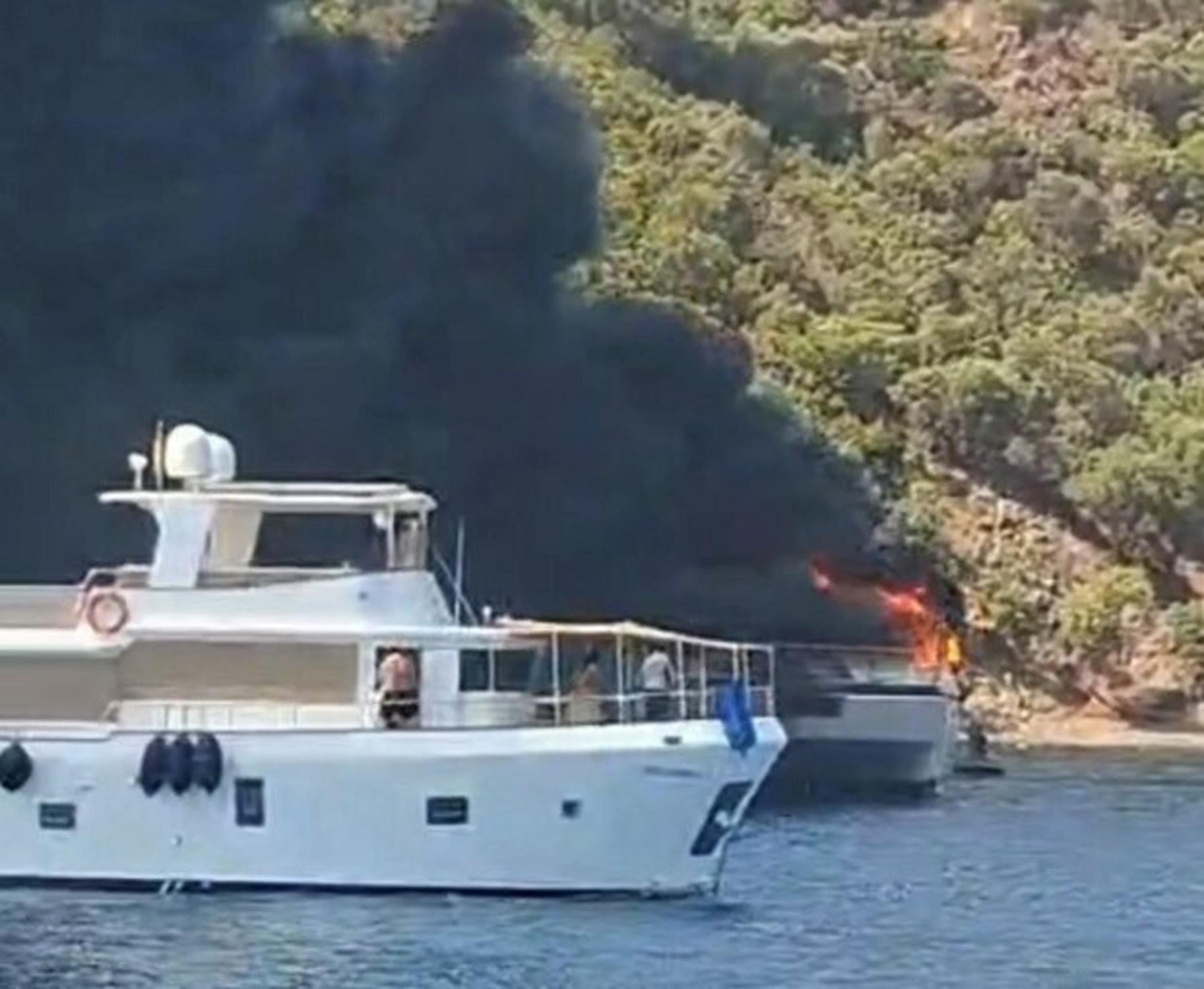 Fethiye’de koydaki tekne yandı, 115 yolcu suya atladı