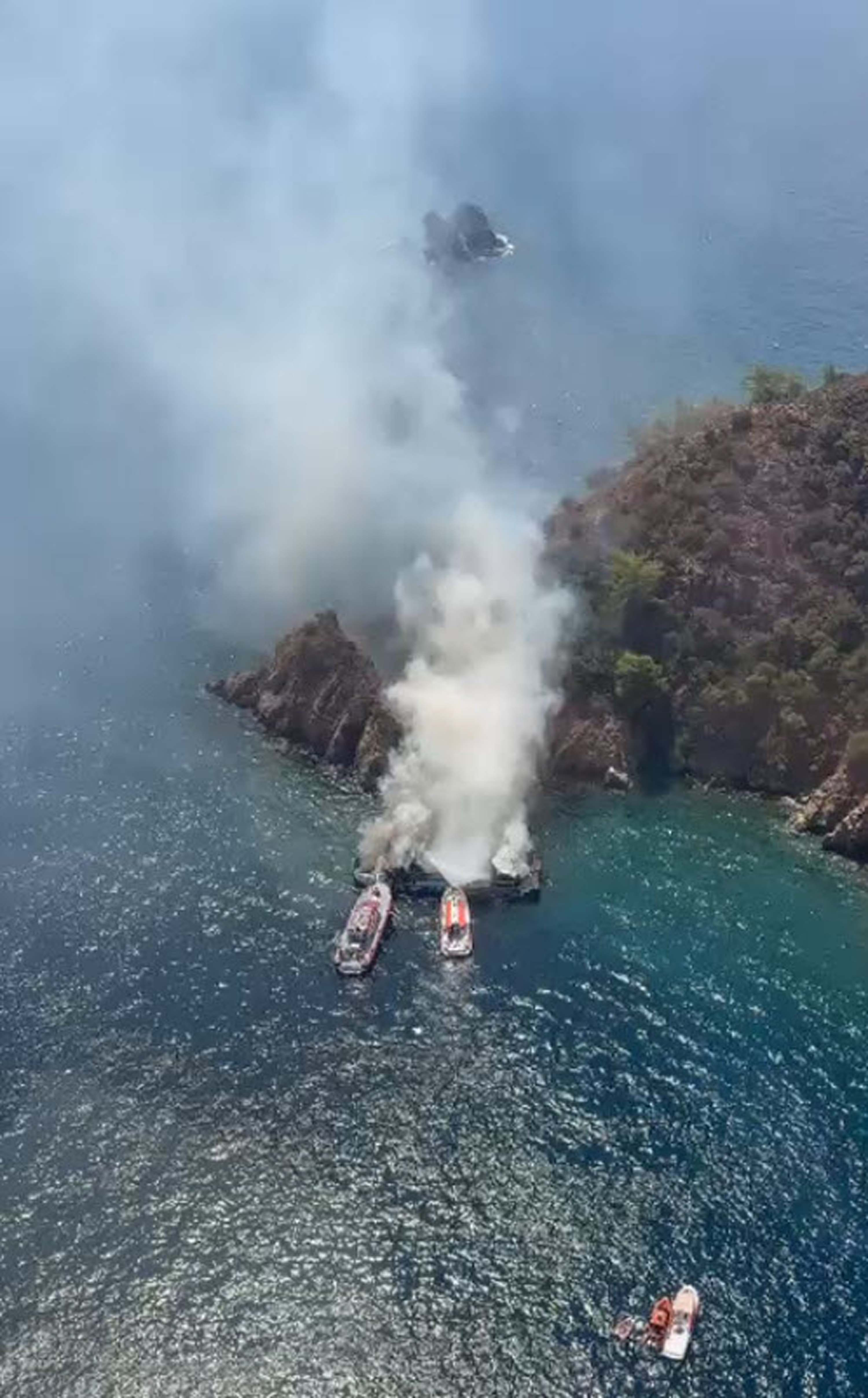 Fethiye’de koydaki tekne yandı, 115 yolcu suya atladı