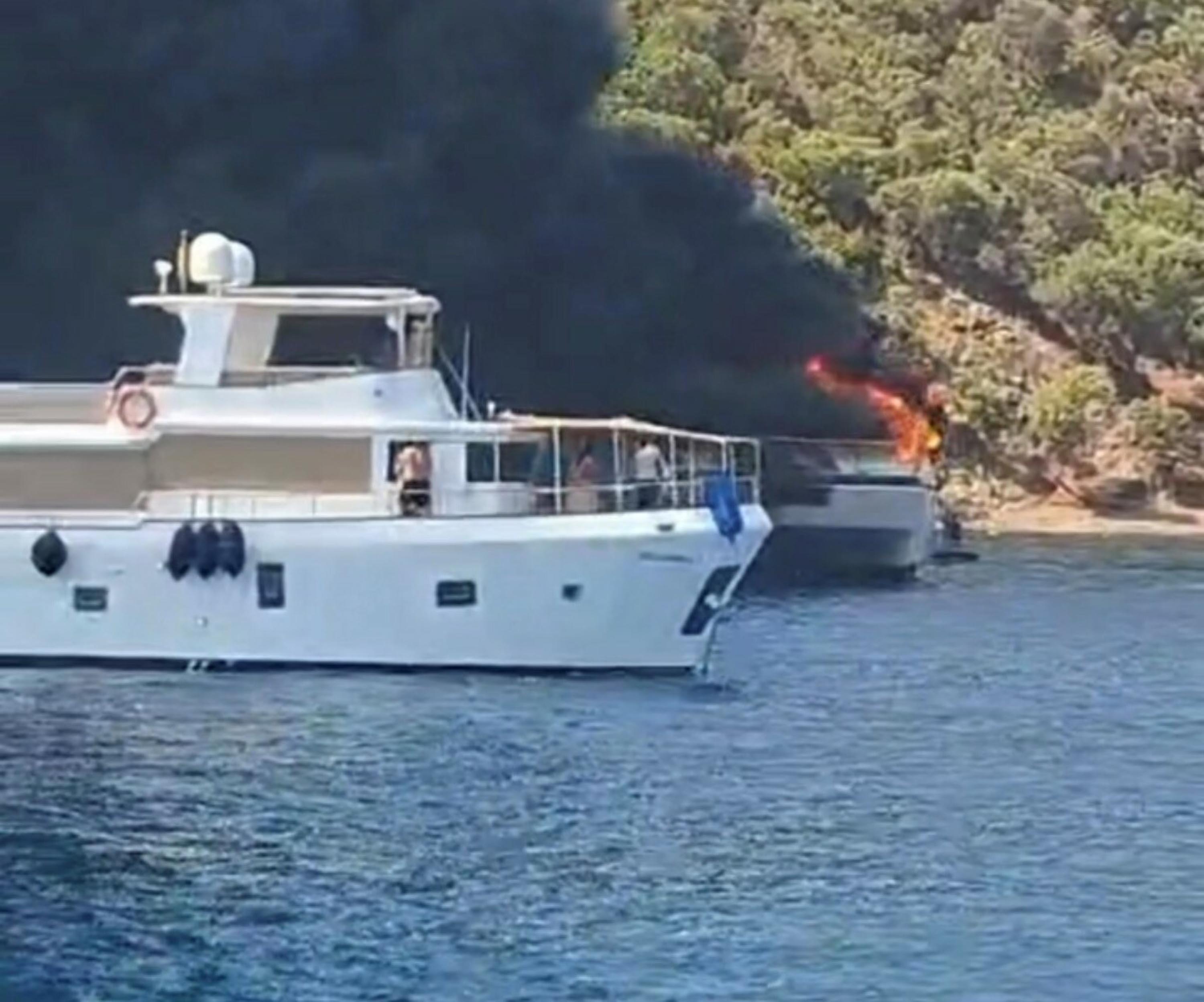 Fethiye’de koydaki tekne yandı, 115 yolcu suya atladı
