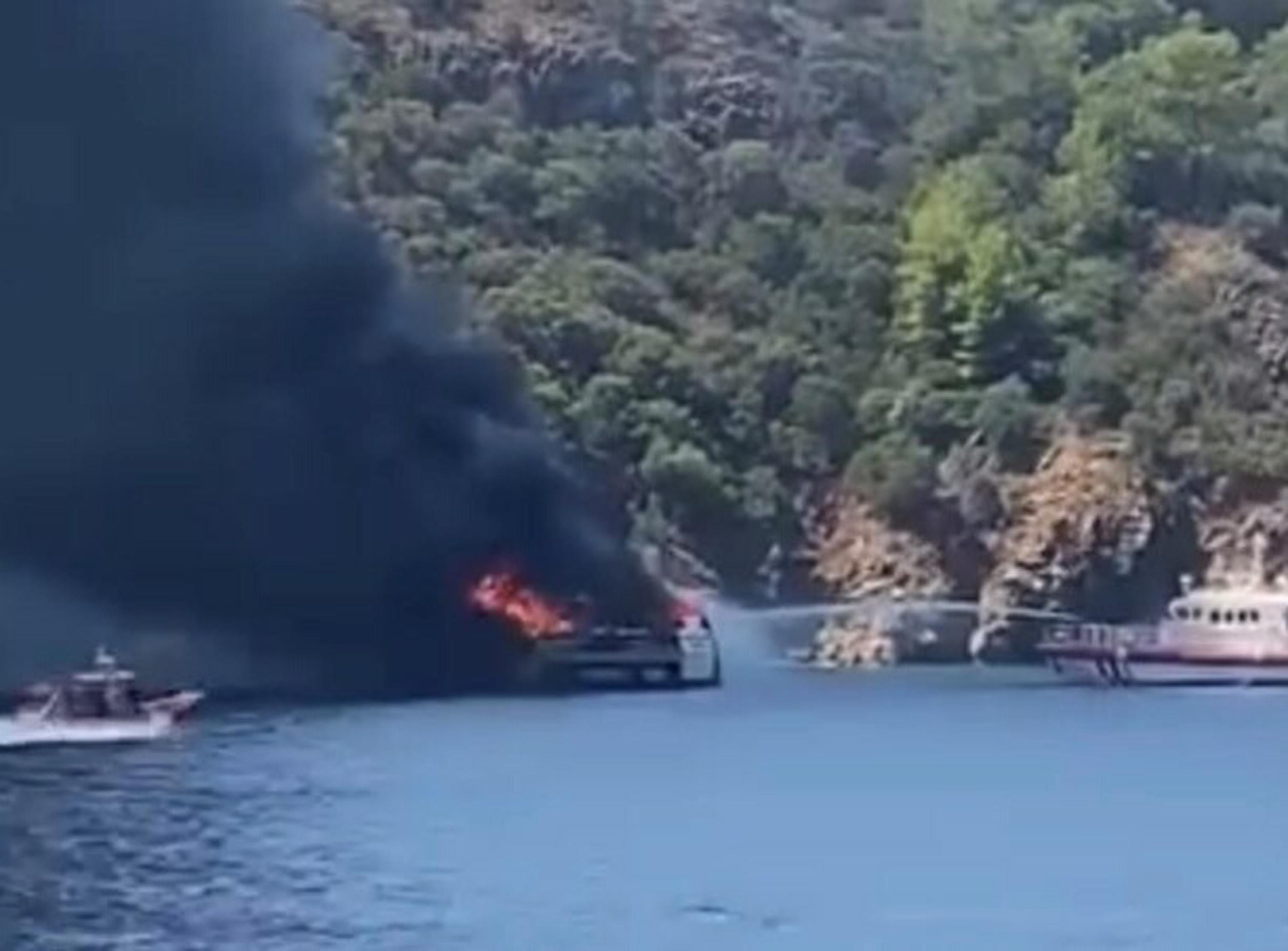Fethiye’de koydaki tekne yandı, 115 yolcu suya atladı