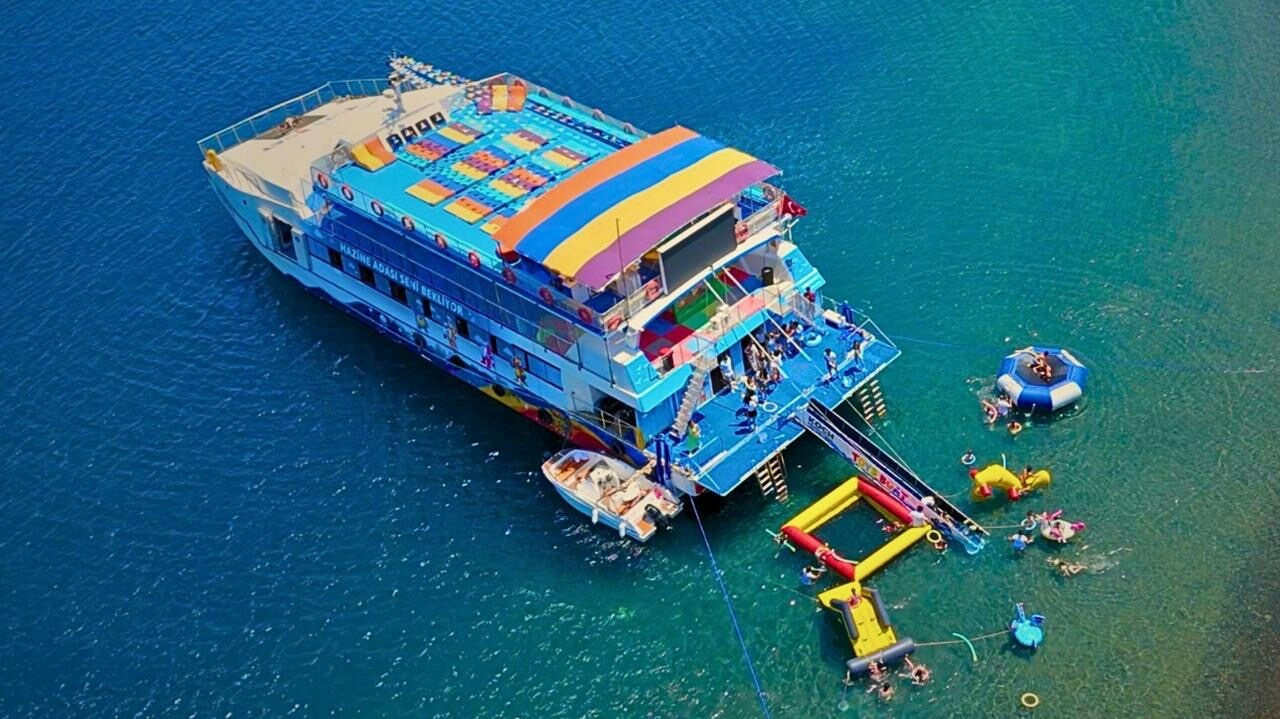 Fethiye’de koydaki tekne yandı, 115 yolcu suya atladı