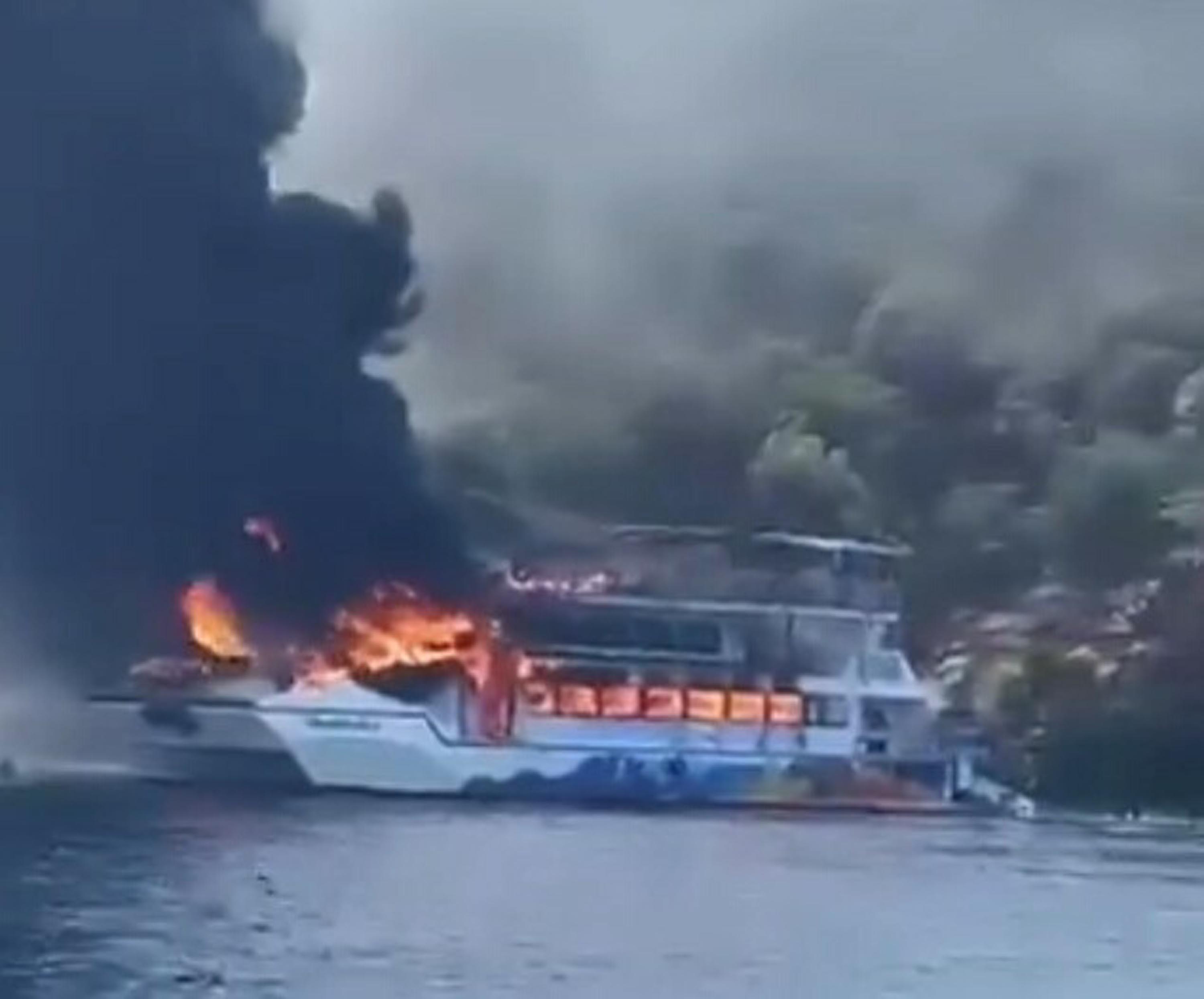 Fethiye’de koydaki tekne yandı, 115 yolcu suya atladı