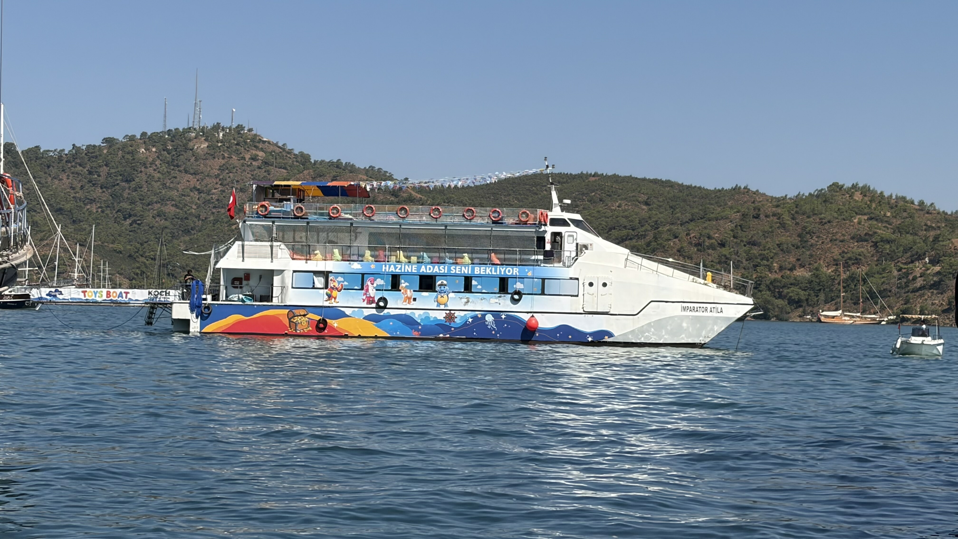 Fethiye’de koydaki tekne yandı, 115 yolcu suya atladı