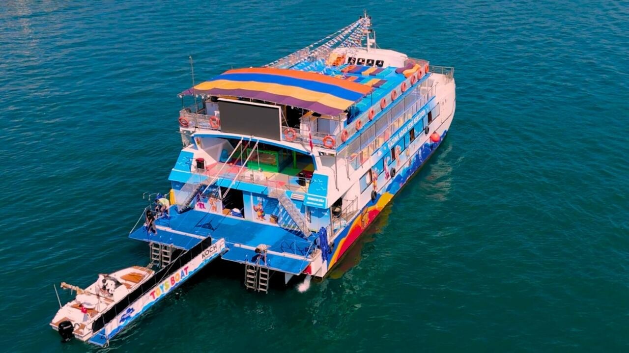 Fethiye’de koydaki tekne yandı, 115 yolcu suya atladı