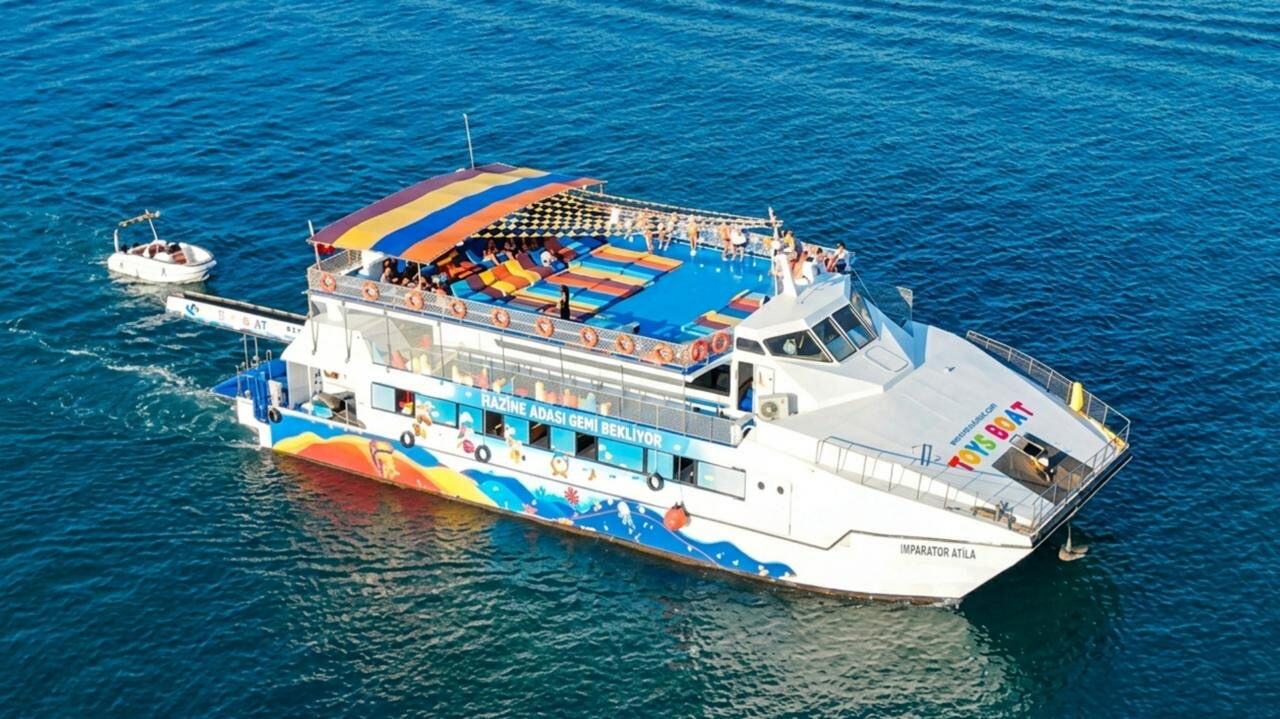 Fethiye’de koydaki tekne yandı, 115 yolcu suya atladı