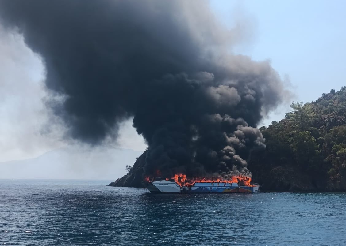 Fethiye’de koydaki tekne yandı, 115 yolcu suya atladı