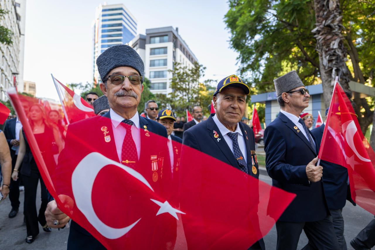 İzmir'de 9 Eylül kutlamaları 'Zafer Yürüyüşü' ile başladı