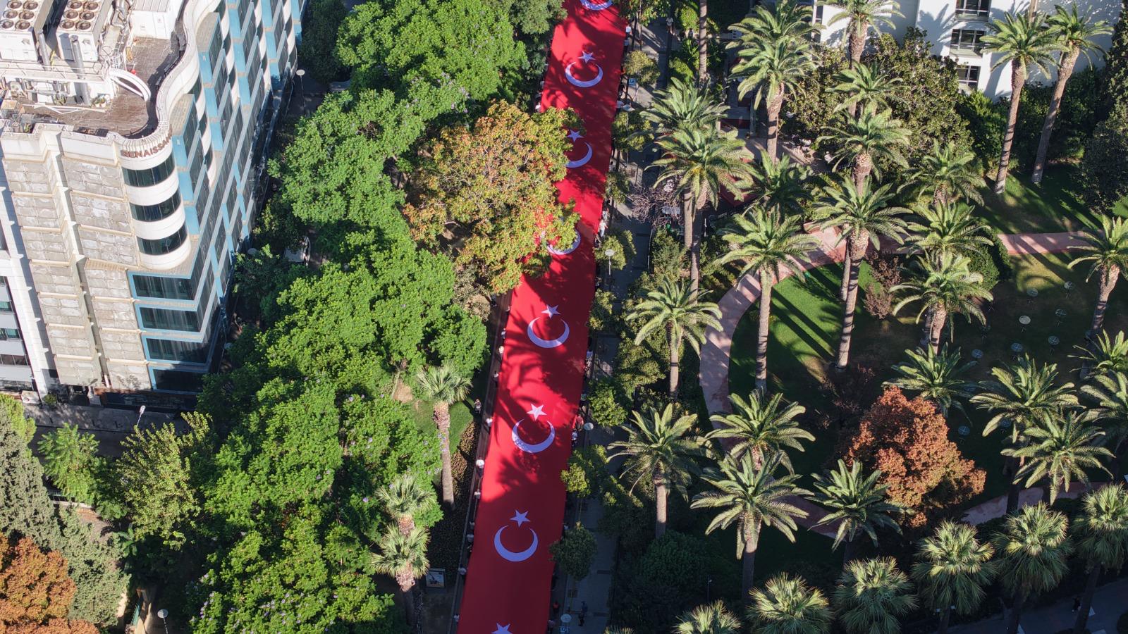 İzmir'de 9 Eylül kutlamaları 'Zafer Yürüyüşü' ile başladı