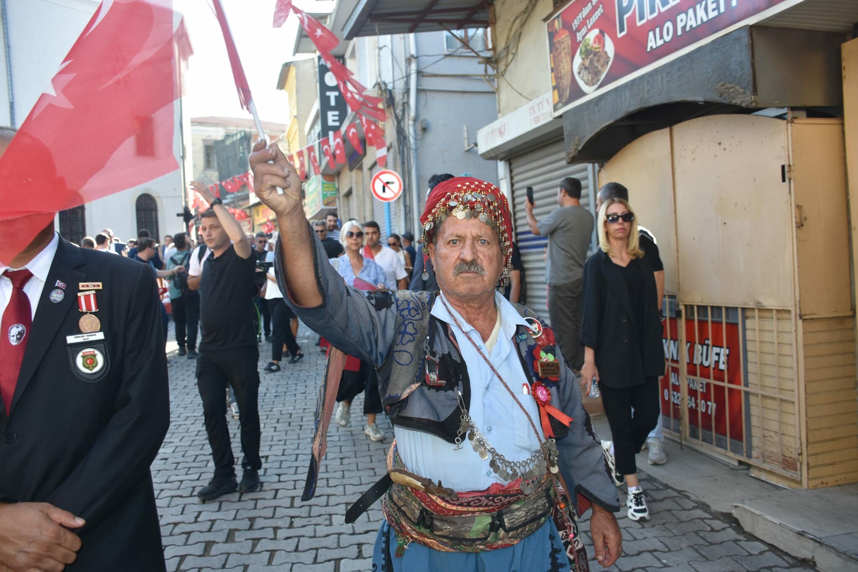 İzmir'de 9 Eylül kutlamaları 'Zafer Yürüyüşü' ile başladı