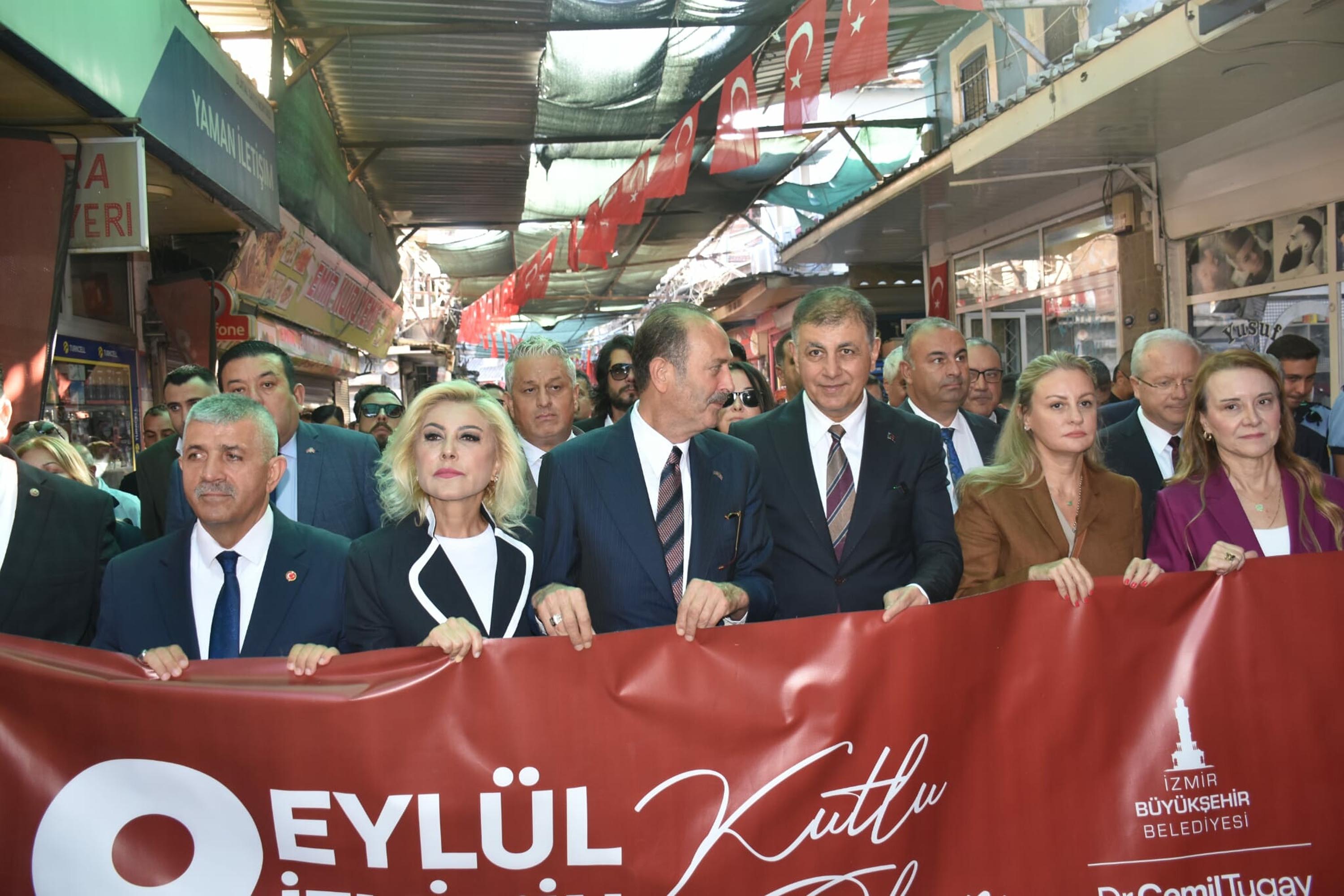 İzmir'de 9 Eylül kutlamaları 'Zafer Yürüyüşü' ile başladı
