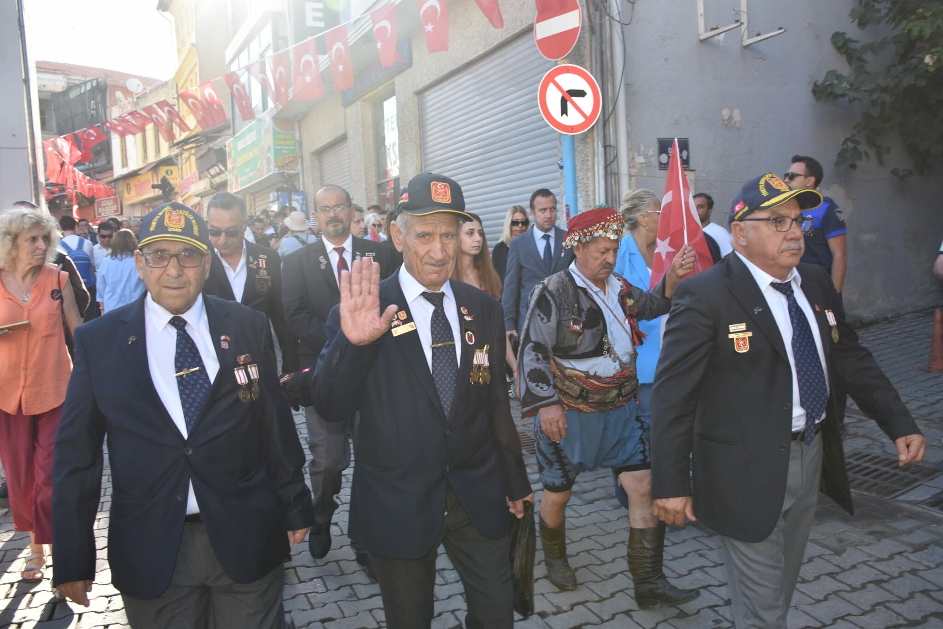 İzmir'de 9 Eylül kutlamaları 'Zafer Yürüyüşü' ile başladı