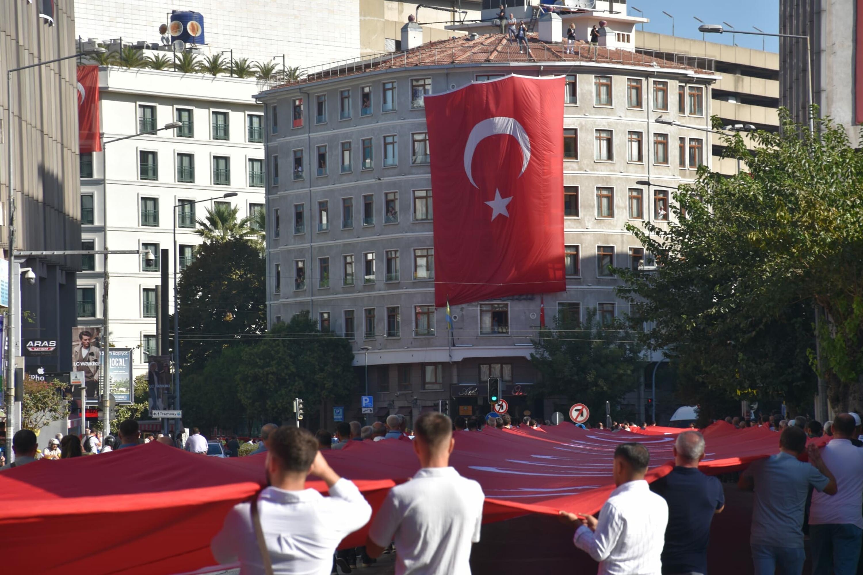 İzmir'de 9 Eylül kutlamaları 'Zafer Yürüyüşü' ile başladı