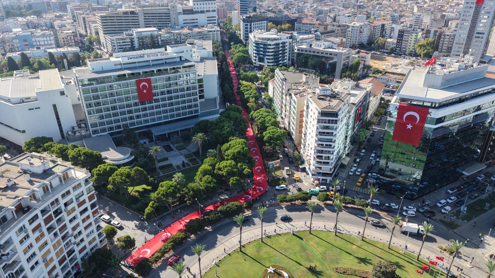İzmir'de 9 Eylül kutlamaları 'Zafer Yürüyüşü' ile başladı