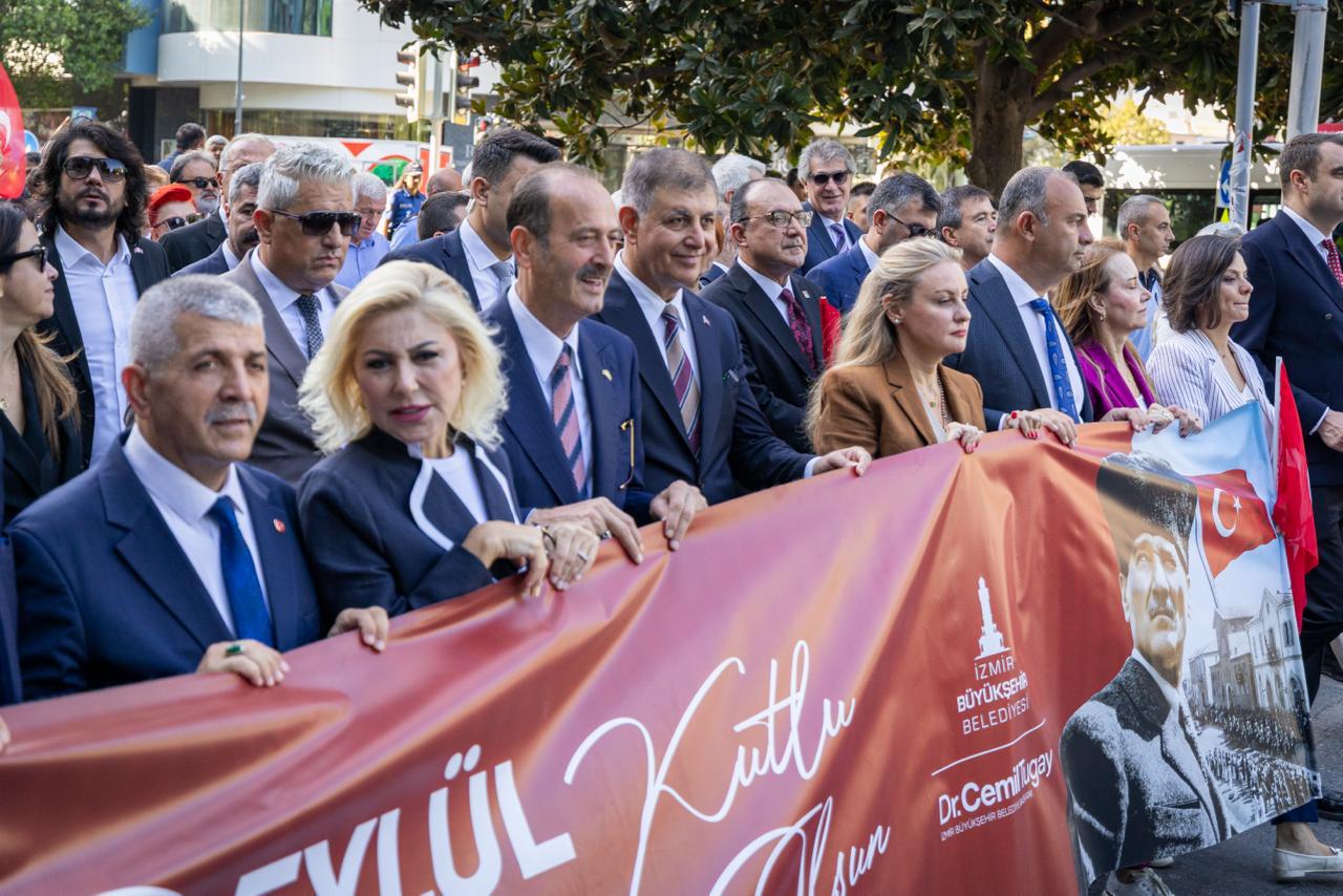 İzmir'de 9 Eylül kutlamaları 'Zafer Yürüyüşü' ile başladı