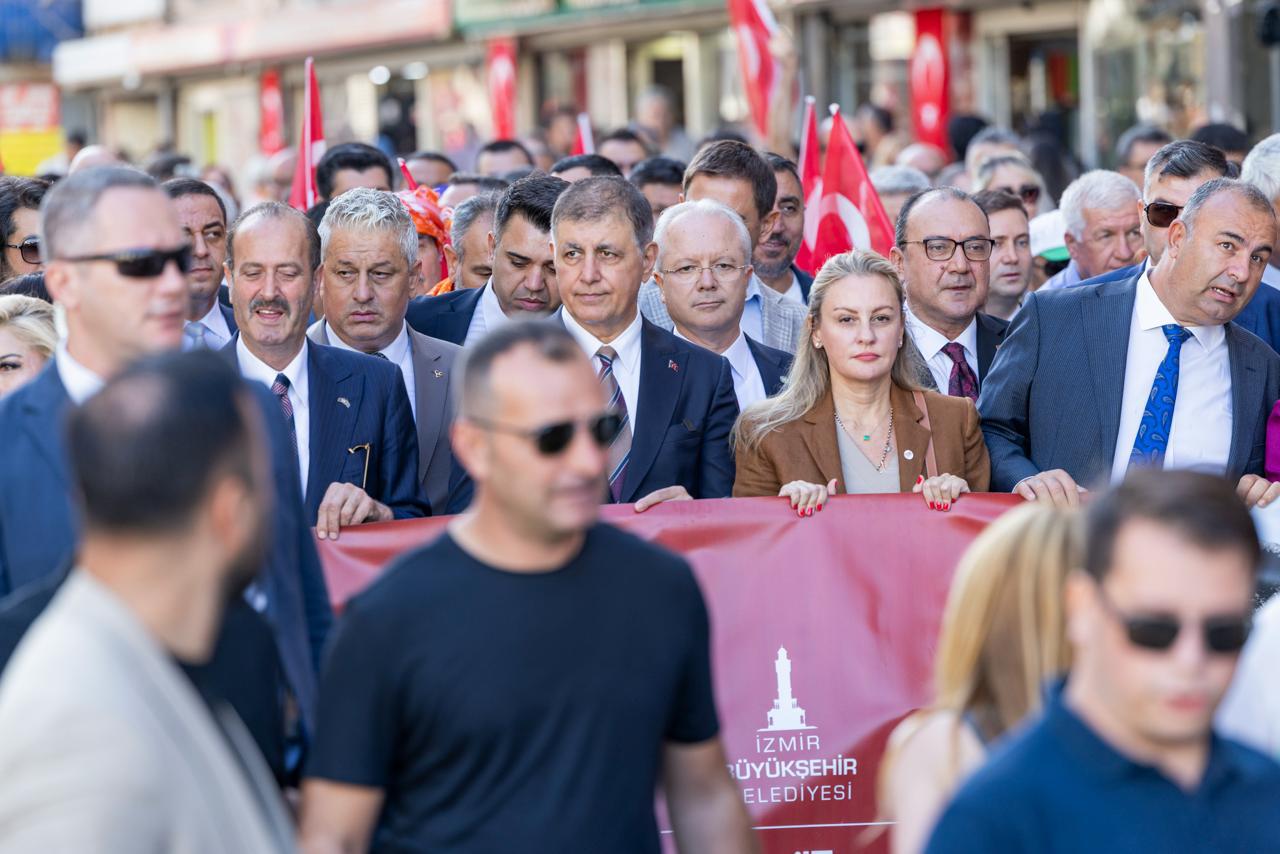 İzmir'de 9 Eylül kutlamaları 'Zafer Yürüyüşü' ile başladı