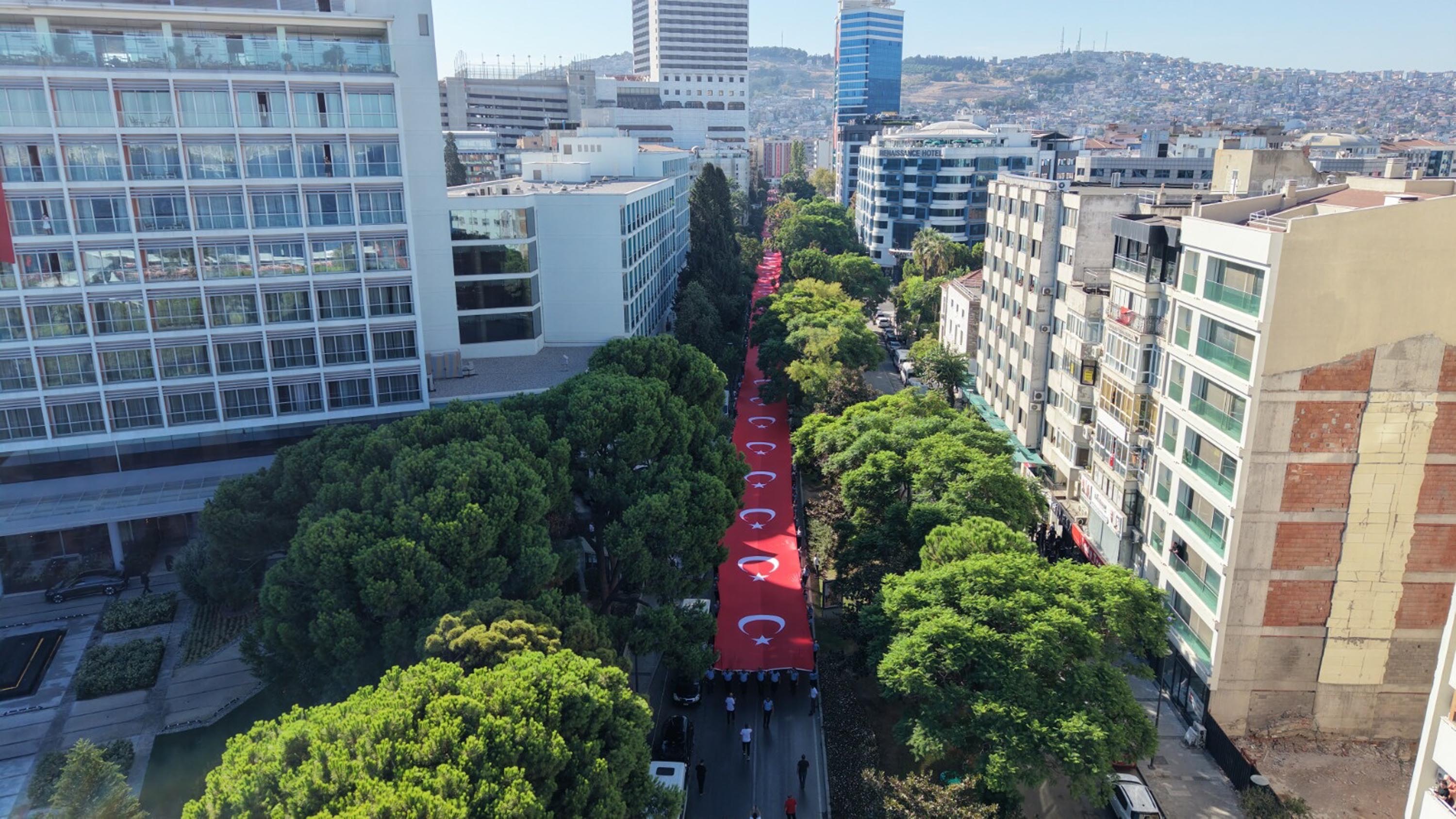 İzmir'de 9 Eylül kutlamaları 'Zafer Yürüyüşü' ile başladı
