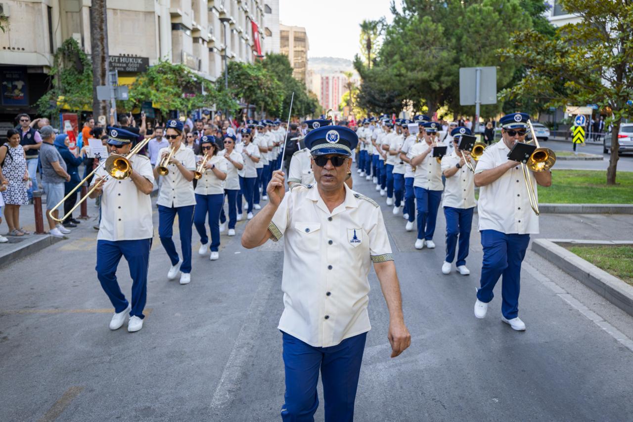 İzmir'de 9 Eylül kutlamaları 'Zafer Yürüyüşü' ile başladı