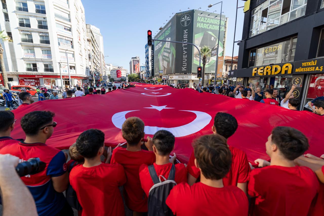 İzmir'de 9 Eylül kutlamaları 'Zafer Yürüyüşü' ile başladı
