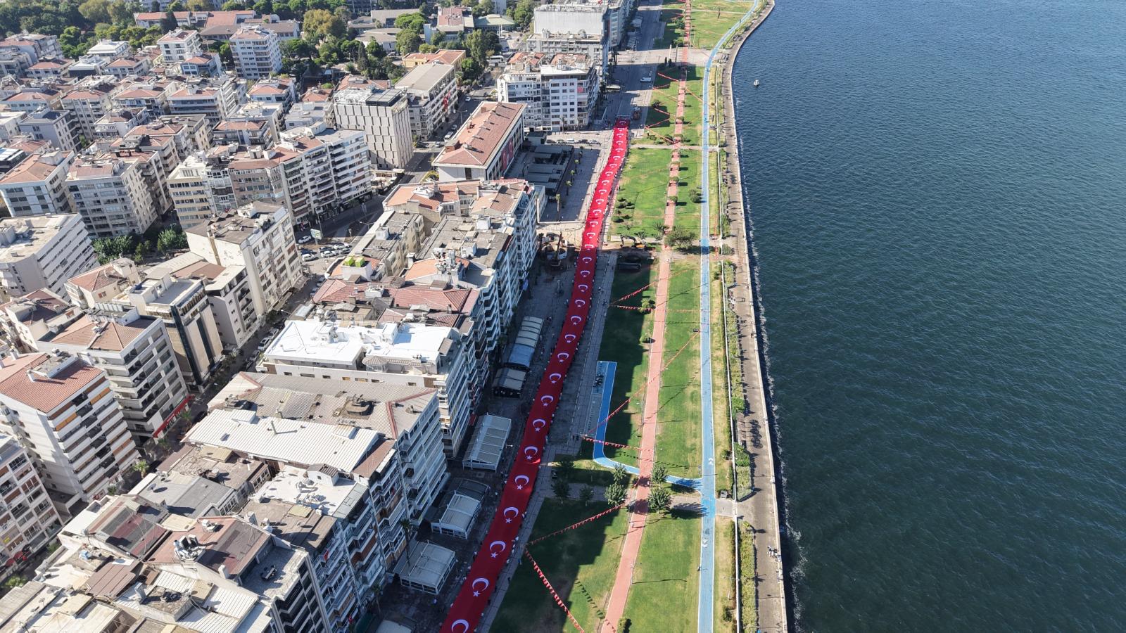 İzmir'de 9 Eylül kutlamaları 'Zafer Yürüyüşü' ile başladı