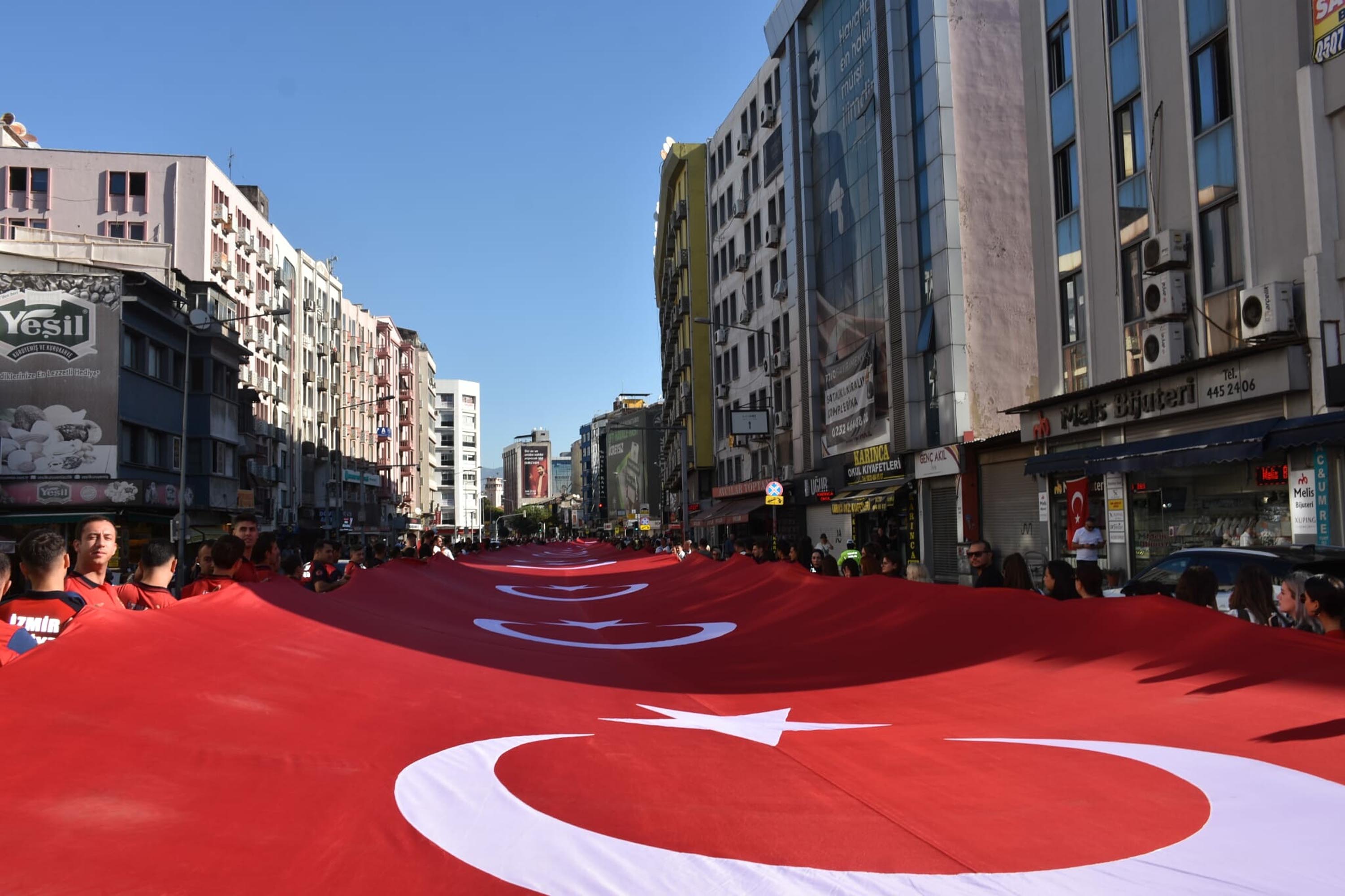İzmir'de 9 Eylül kutlamaları 'Zafer Yürüyüşü' ile başladı