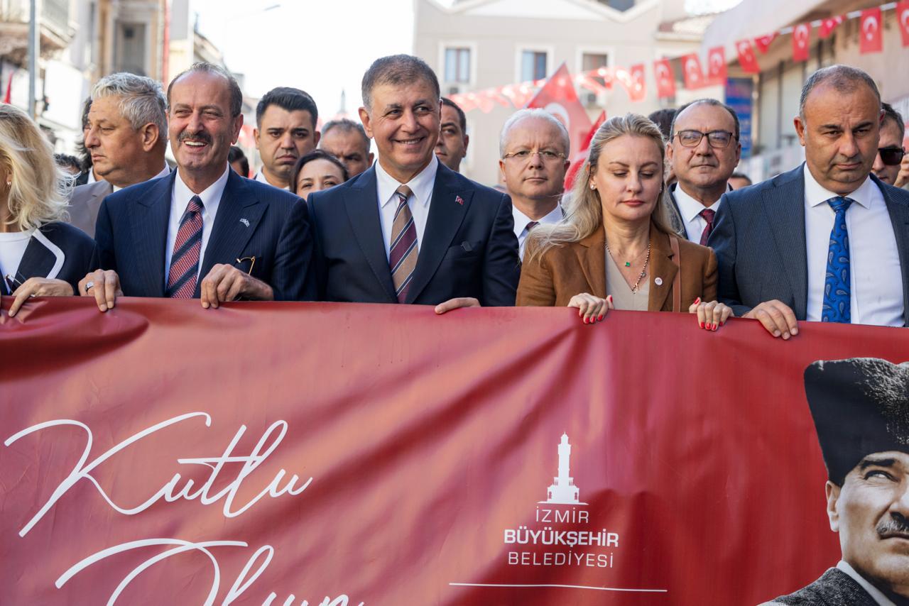 İzmir'de 9 Eylül kutlamaları 'Zafer Yürüyüşü' ile başladı