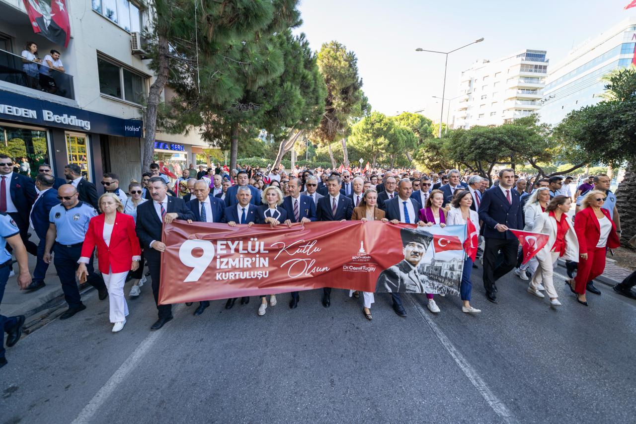 İzmir'de 9 Eylül kutlamaları 'Zafer Yürüyüşü' ile başladı