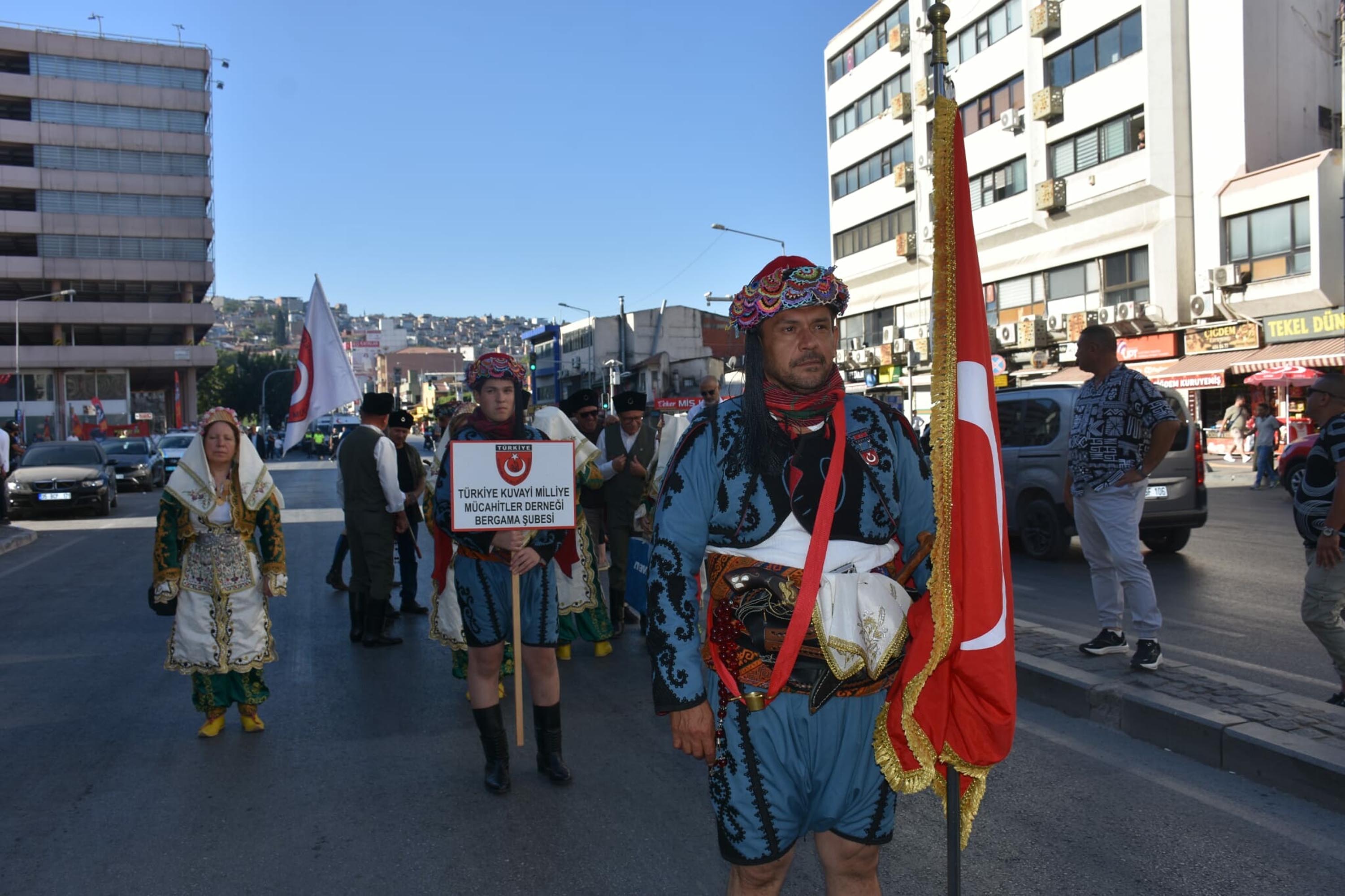 İzmir'de 9 Eylül kutlamaları 'Zafer Yürüyüşü' ile başladı