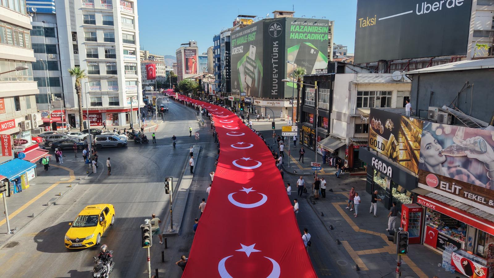 İzmir'de 9 Eylül kutlamaları 'Zafer Yürüyüşü' ile başladı